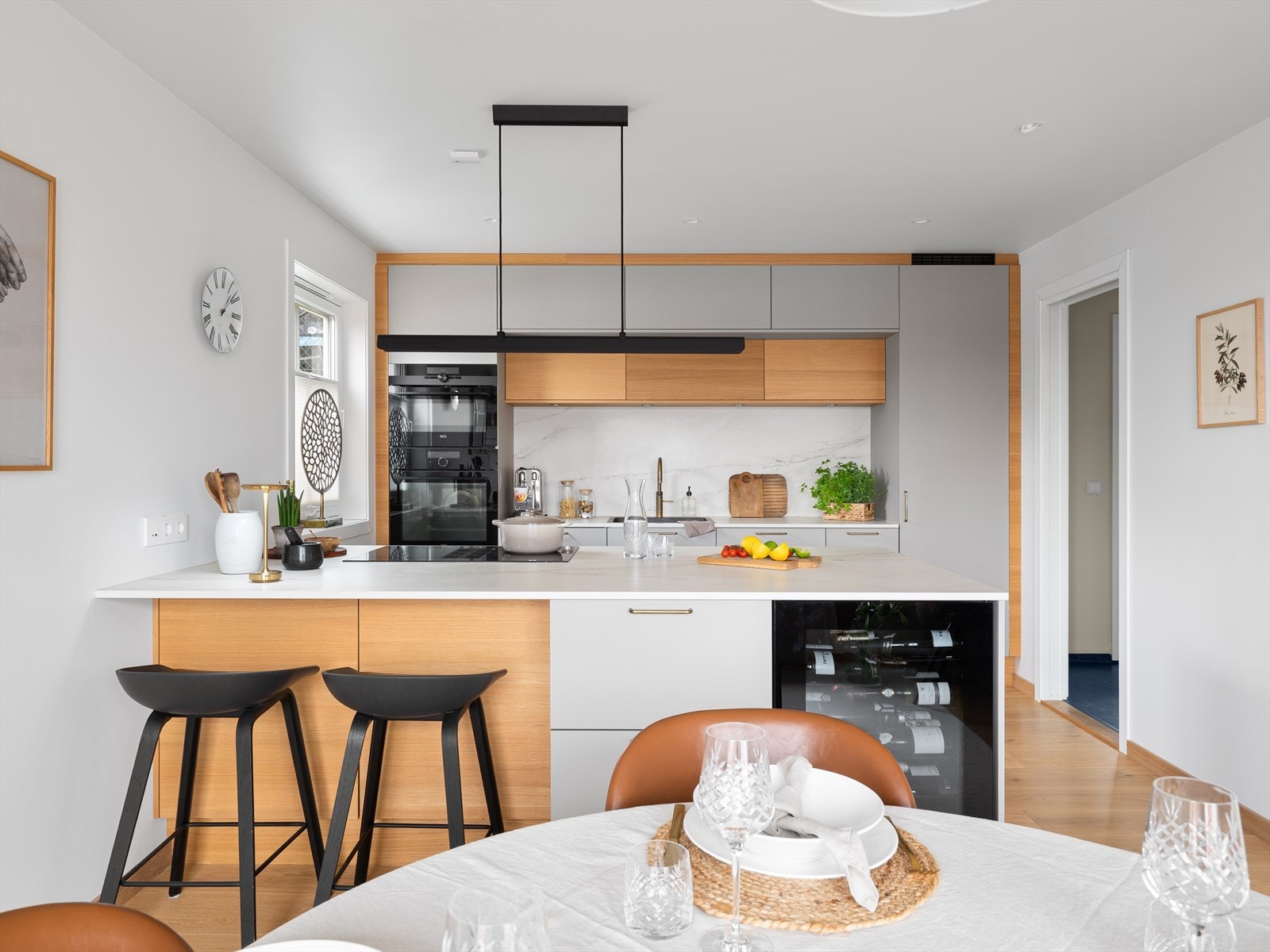 Integrert vinskap, platetopp med innebygd avsug, oppvaskmaskin og kjøleskap. Stekeovn/dampovn og micro/stekeovn i god arbeidshøyde. Galleribilde