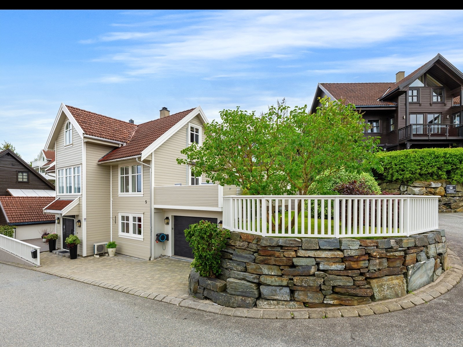 Enebolig med gode soner til hele familien gjennomført i en delikat stil. Galleribilde