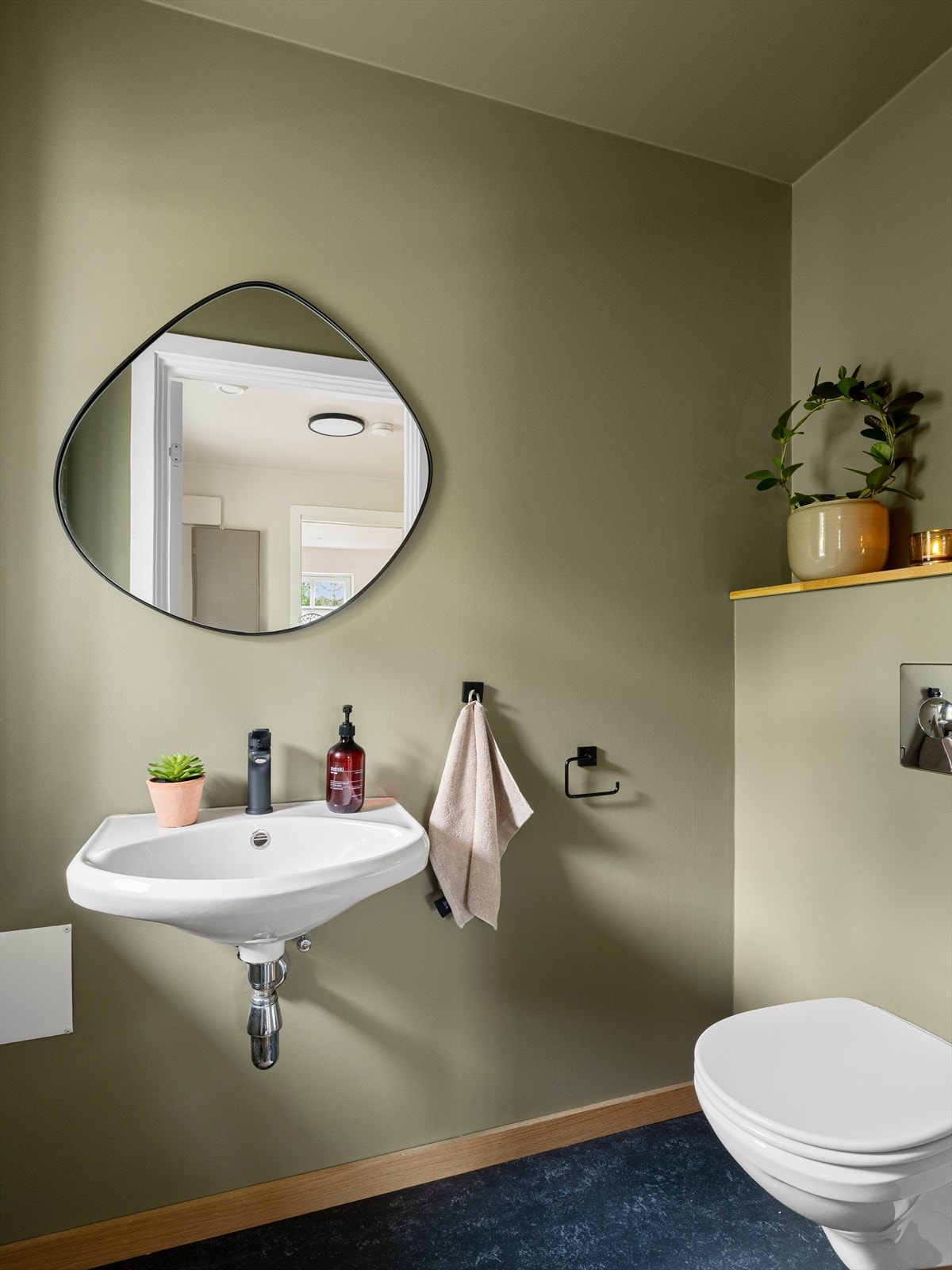 Tilbaketrukket gjestetoalett. Galleribilde