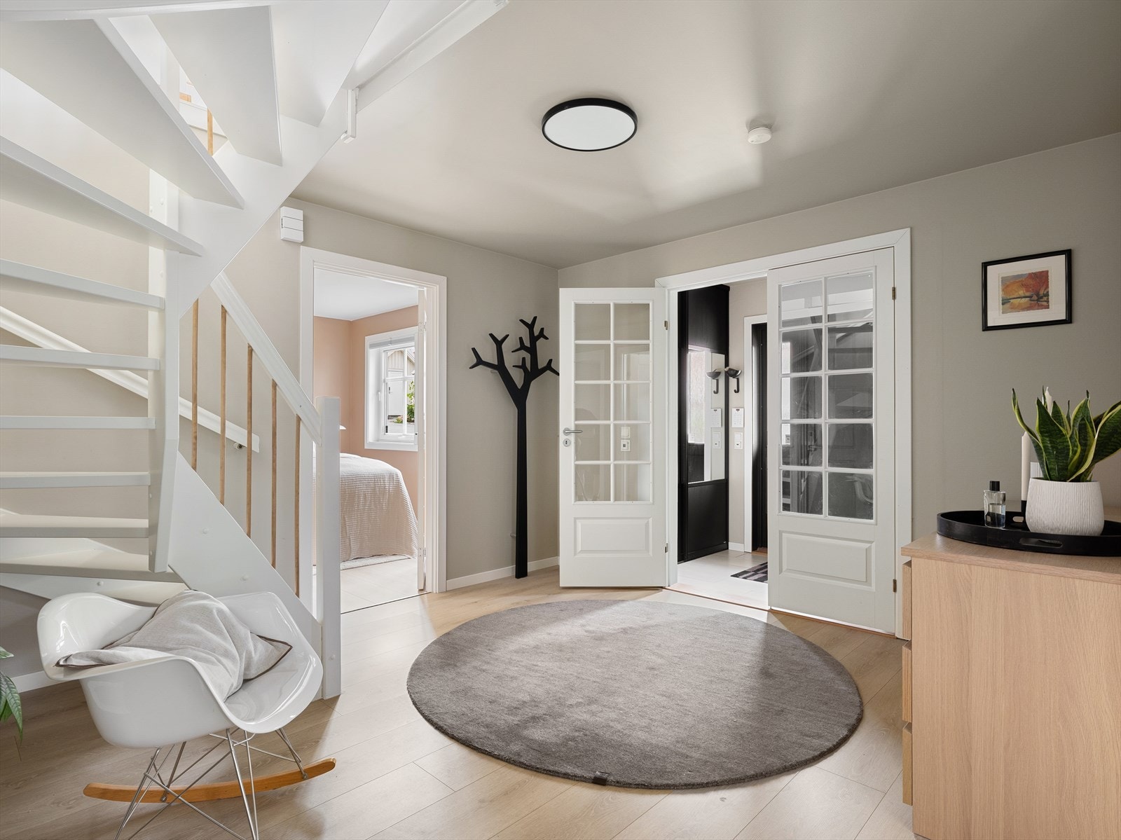 Sokkeletasjen har entré med garderobe og fin velkomst i romslig hall. Galleribilde