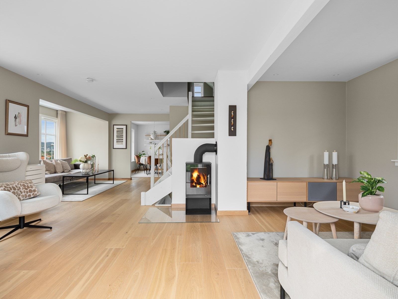 Stue/kjøkken fikk enstav eikeparkett, eikelister og led-spotter i 2023. Galleribilde