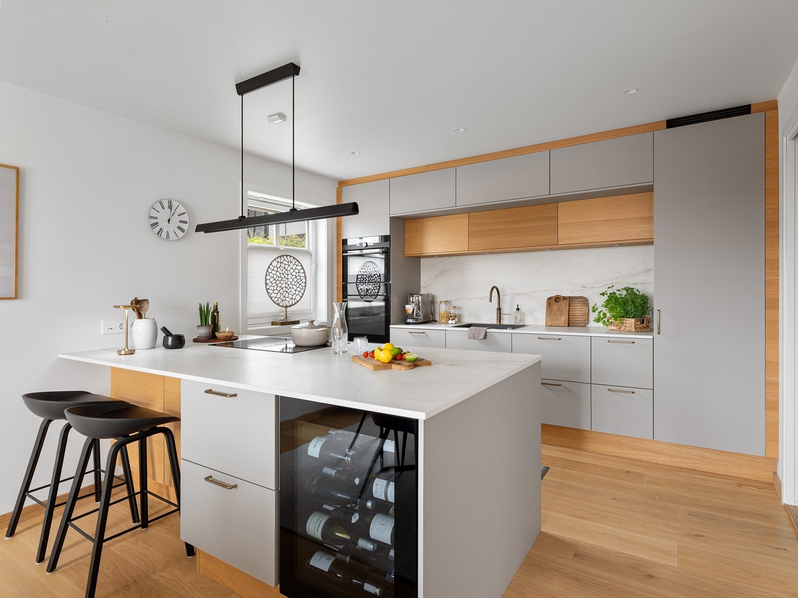 Elegant innredning fra Svane montert 2023, gjennomtenkte løsninger og god arbeidsflyt. Galleribilde