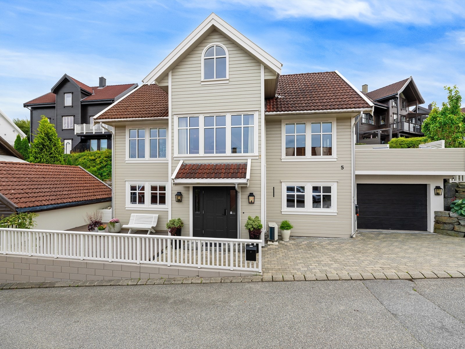 Garasjeport byttet 2023. El-bil lader montert i garasjen 2011. Galleribilde