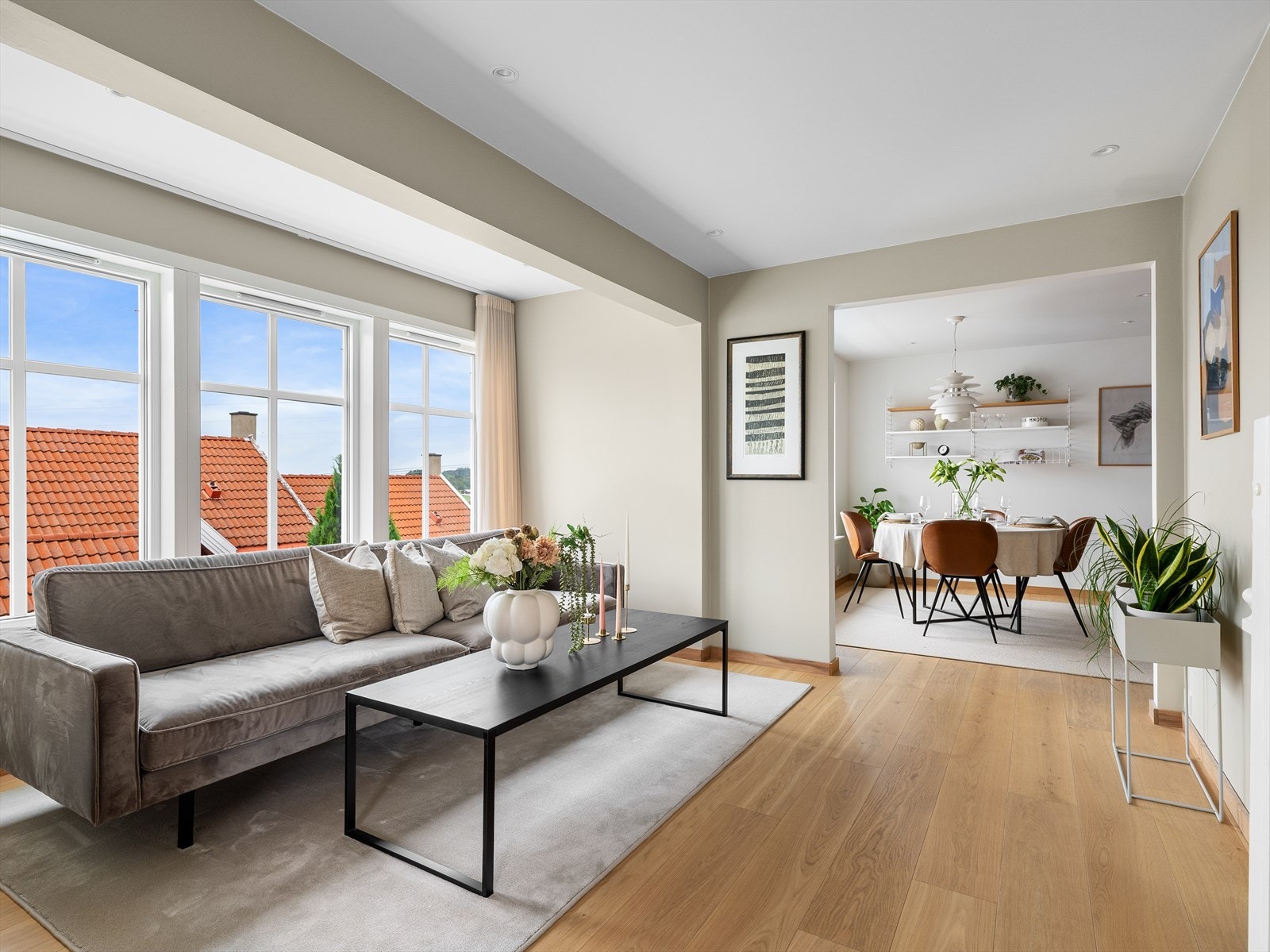 Store vindusflater, lune fargevalg, innfelt led-belysning, listfri overgang til tak, enstavs parkett - her er atmosfæren god. Galleribilde