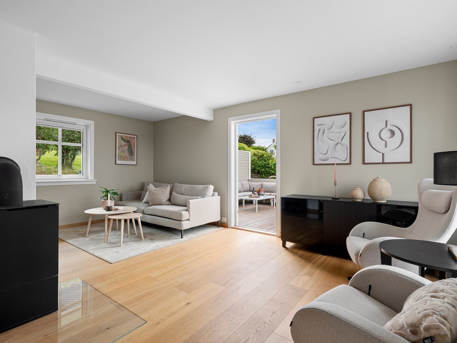 Stuen er fint tilknyttet kjøkkenet og har utgang til terrassen. Galleribilde