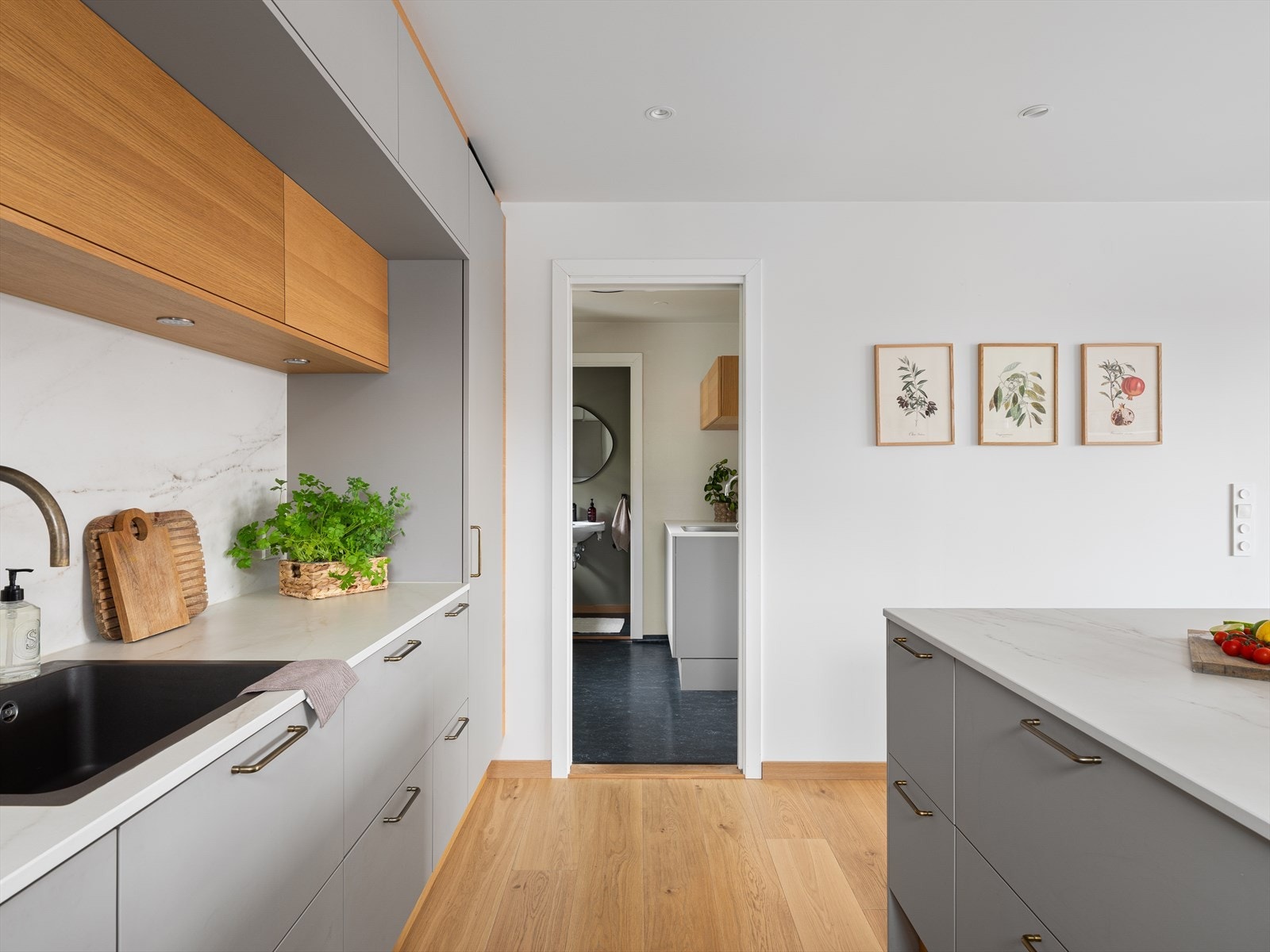 Praktisk løsning med grovkjøkken tilknyttet kjøkkenet, herfra er det utgang til baksiden med bod og hage. Galleribilde