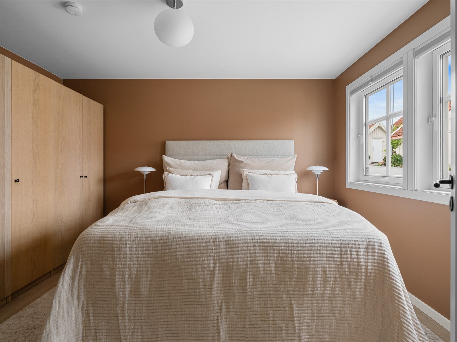 Tre fine soverom i etasjen, alle med garderobe. Galleribilde