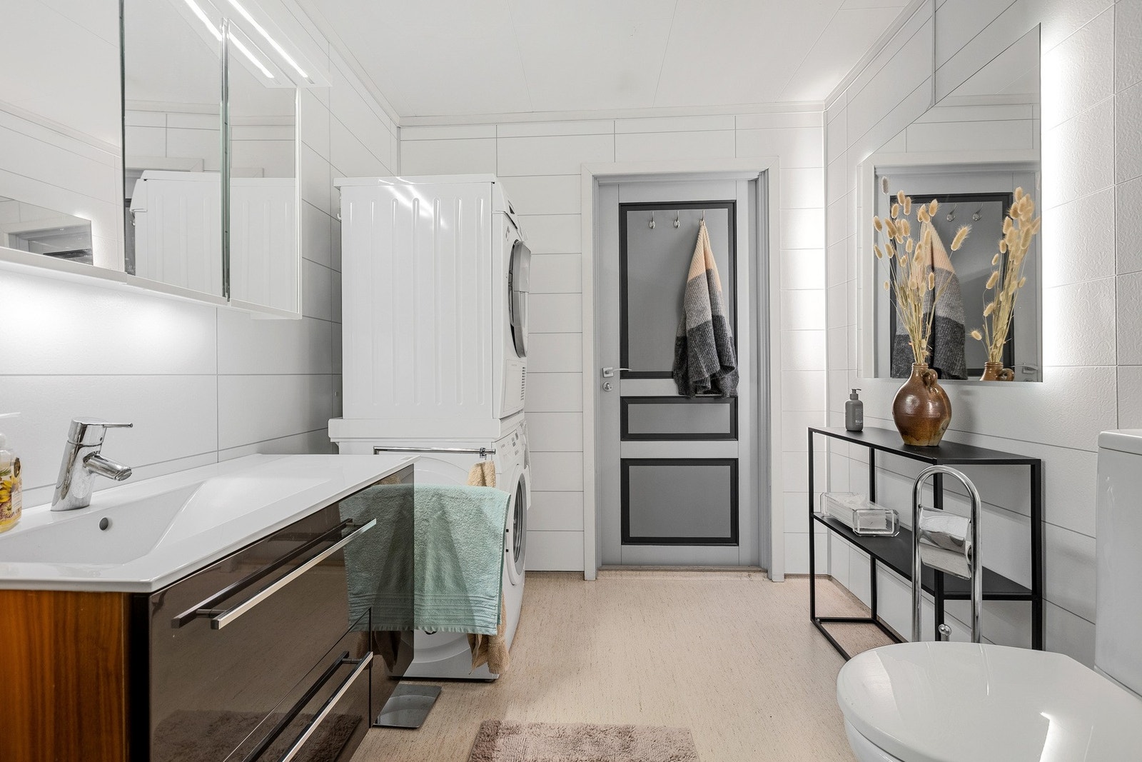 Badet har en pen baderomsinnredning med god oppbevaringsplass og heldekkende servantplate samt et høyskap ved siden av. Galleribilde