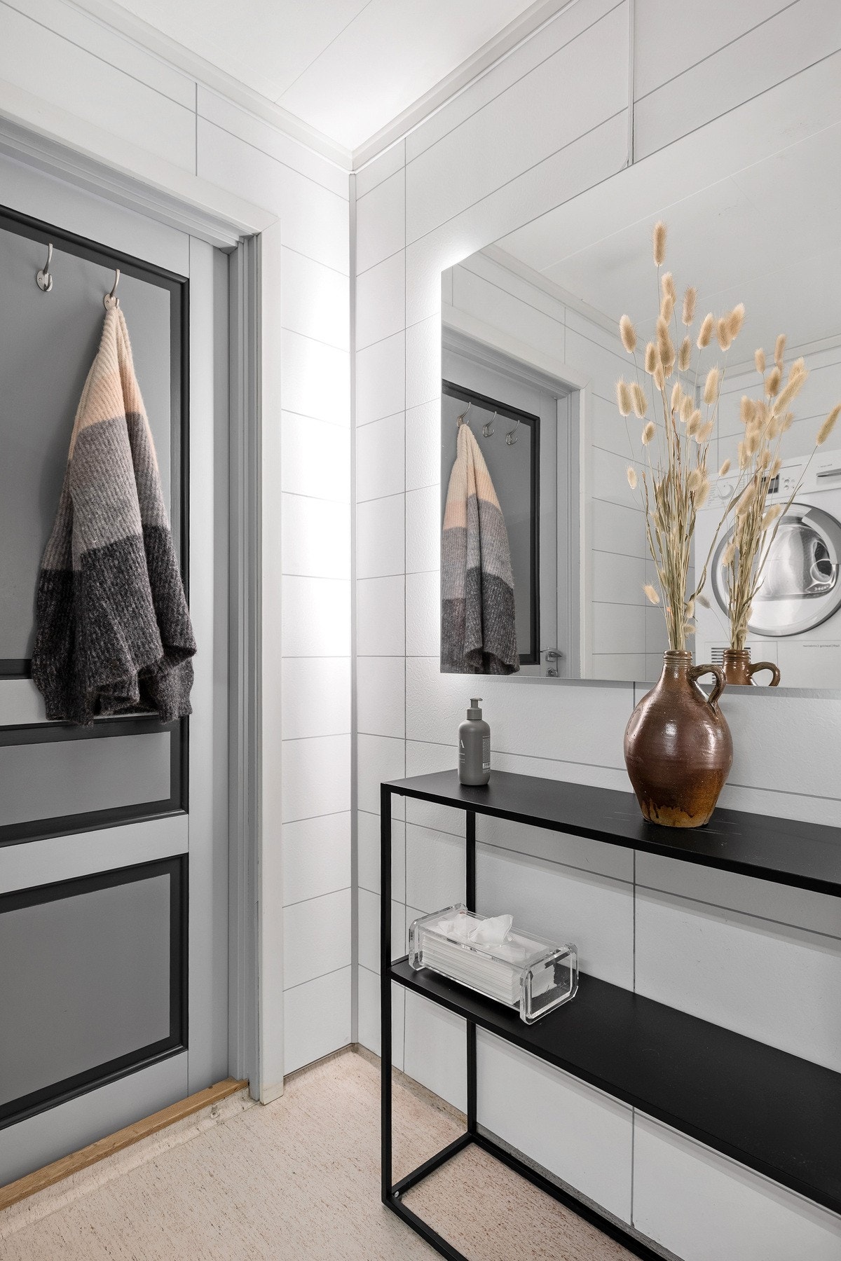 Romslig og lyst bad med lyse overflater. Galleribilde