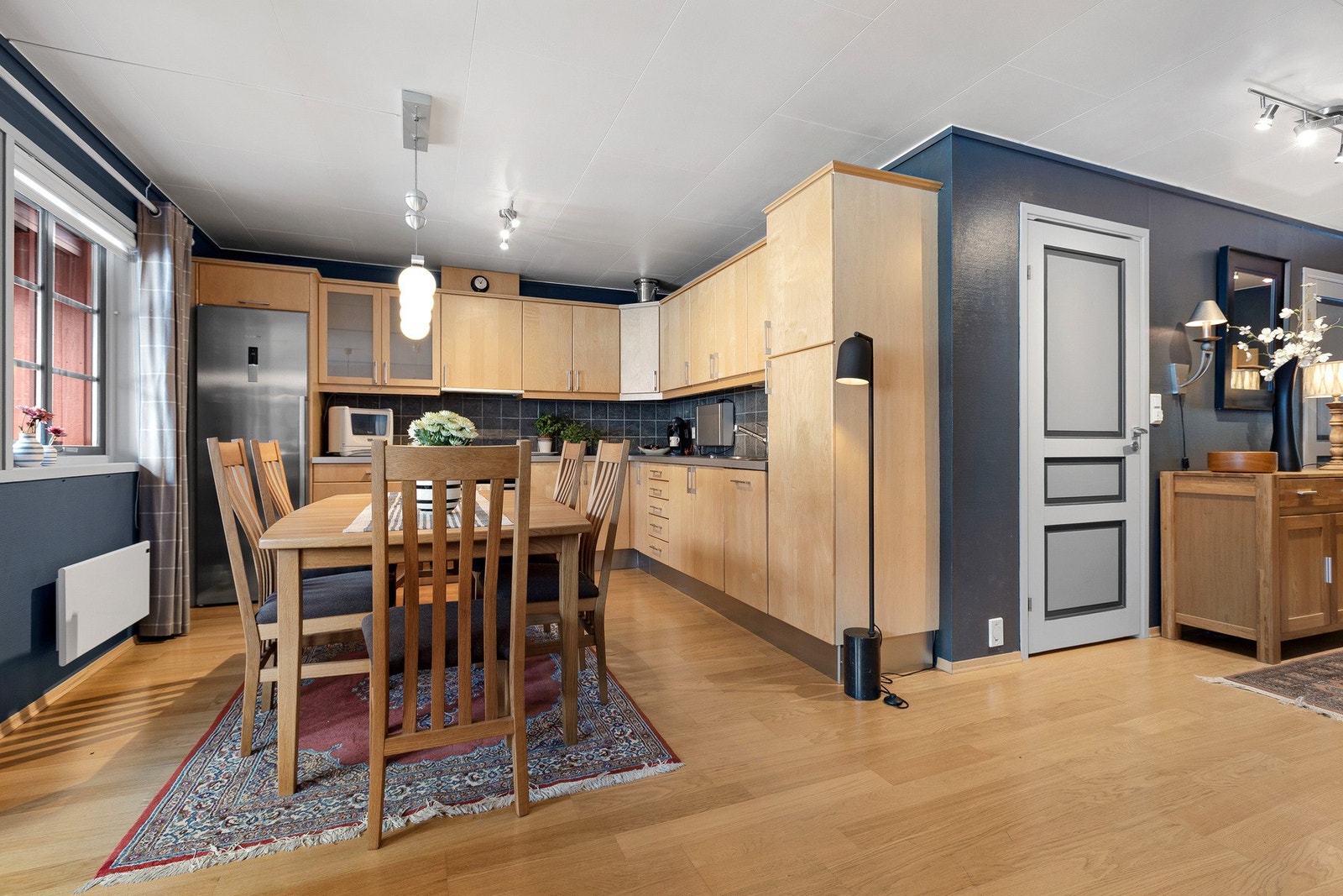 God plass til spisebord og stoler i tilknytning til kjøkkenet. Galleribilde