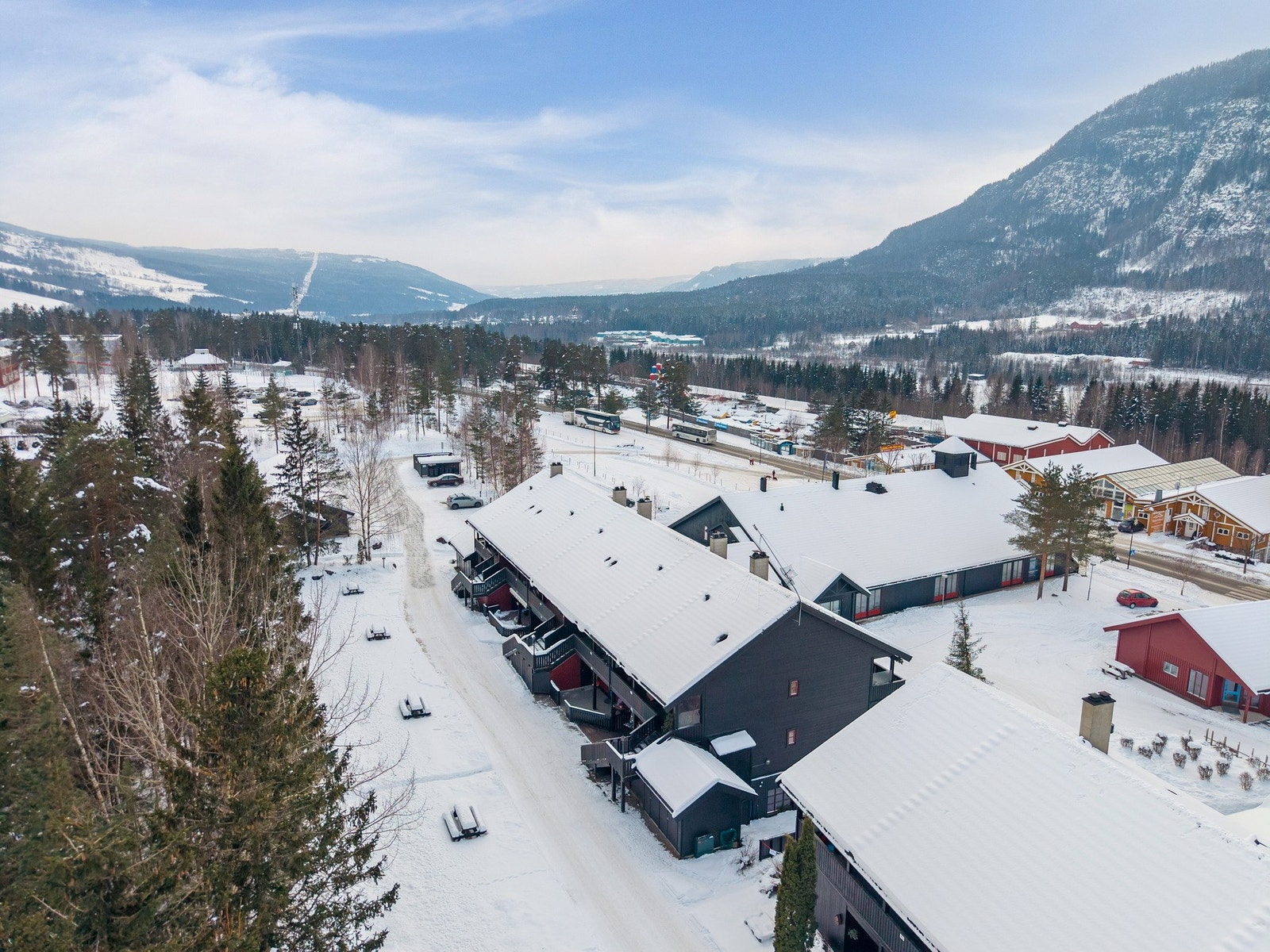 Fra leiligheten er det kort vei til både barnehage, barneskole og ungdomsskole. Galleribilde