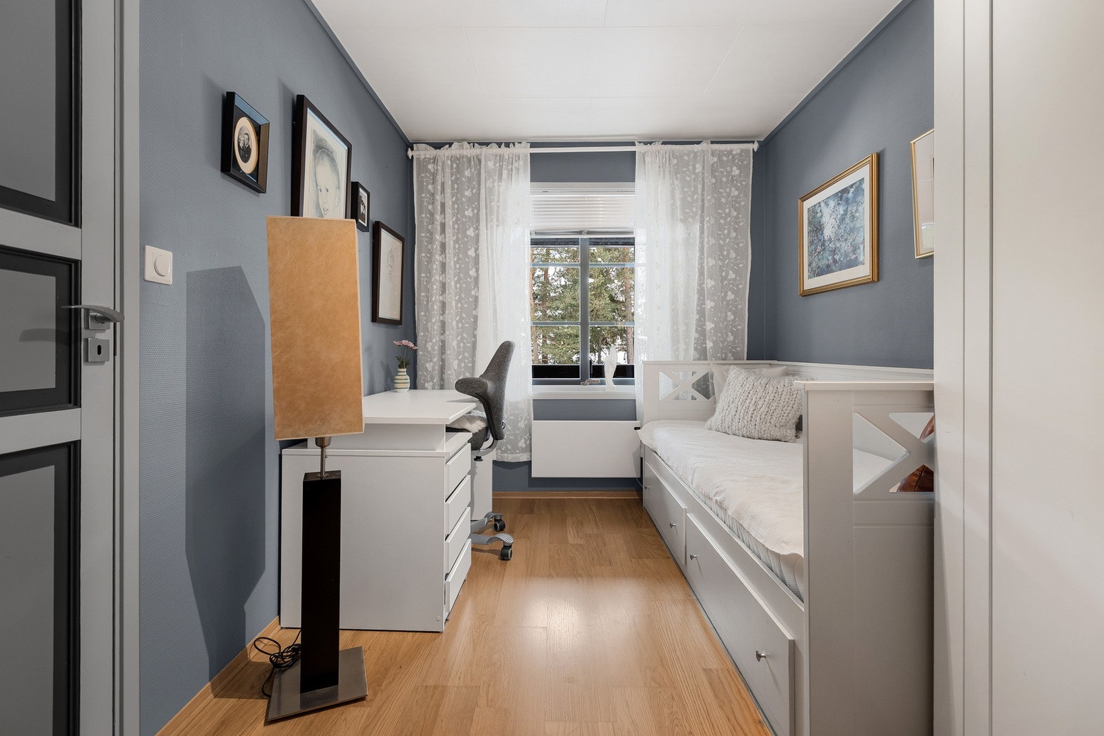 Det andre soverommet egner seg godt som barnerom, gjesterom eller hjemmekontor. Galleribilde