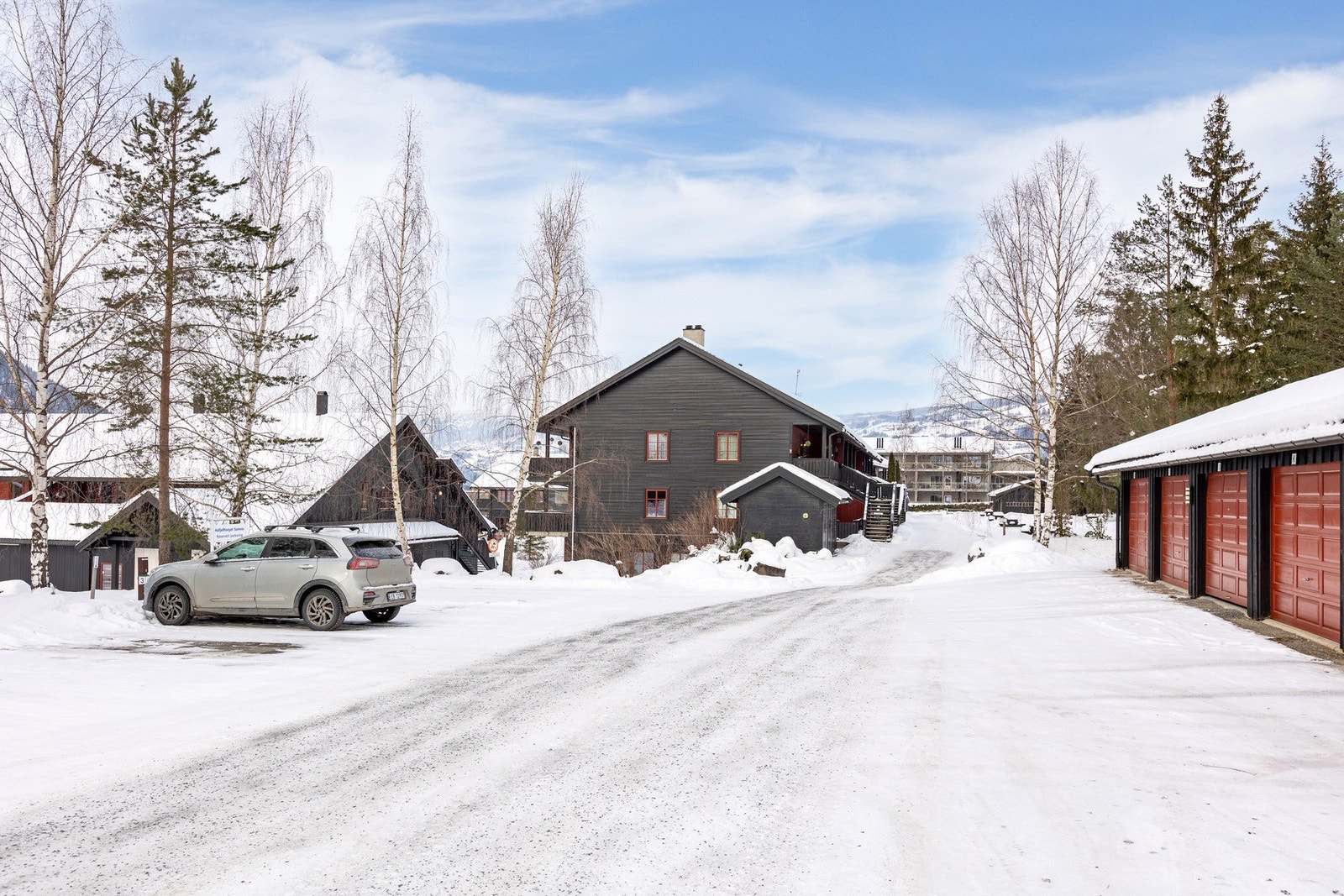 Leiligheten har en biloppstillingsplass. Galleribilde