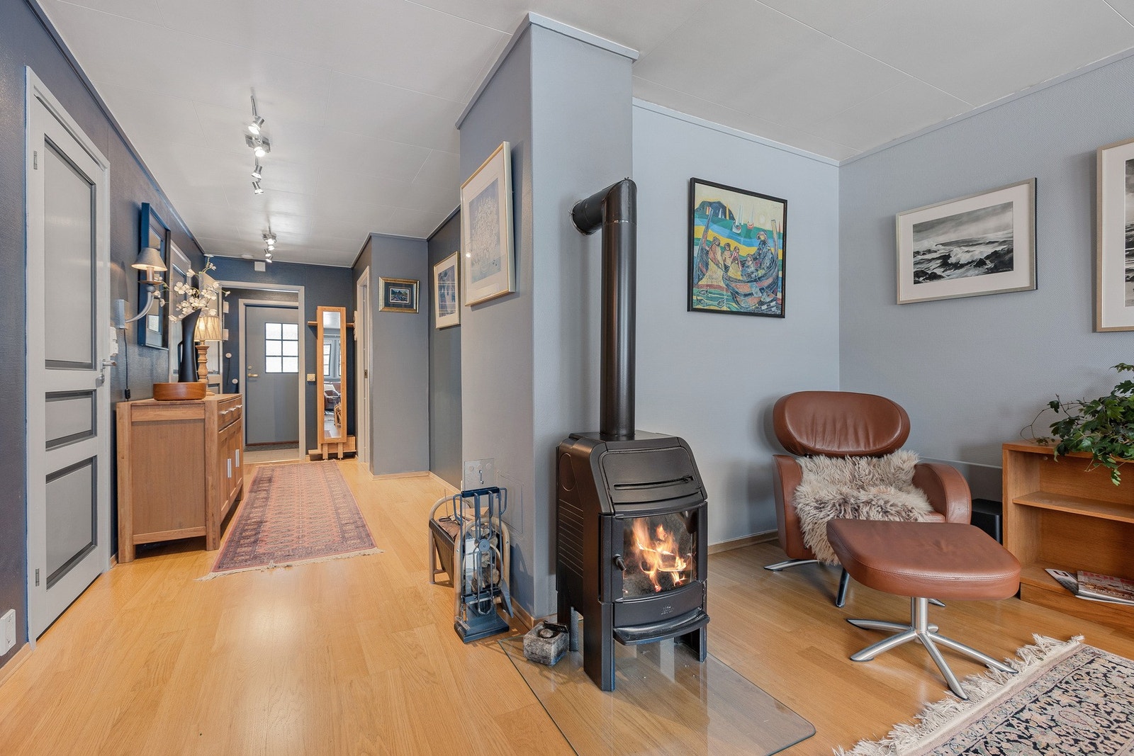 Vedovn med elementpipe gir både effektiv oppvarming og en lun stemning på kjølige dager. Galleribilde