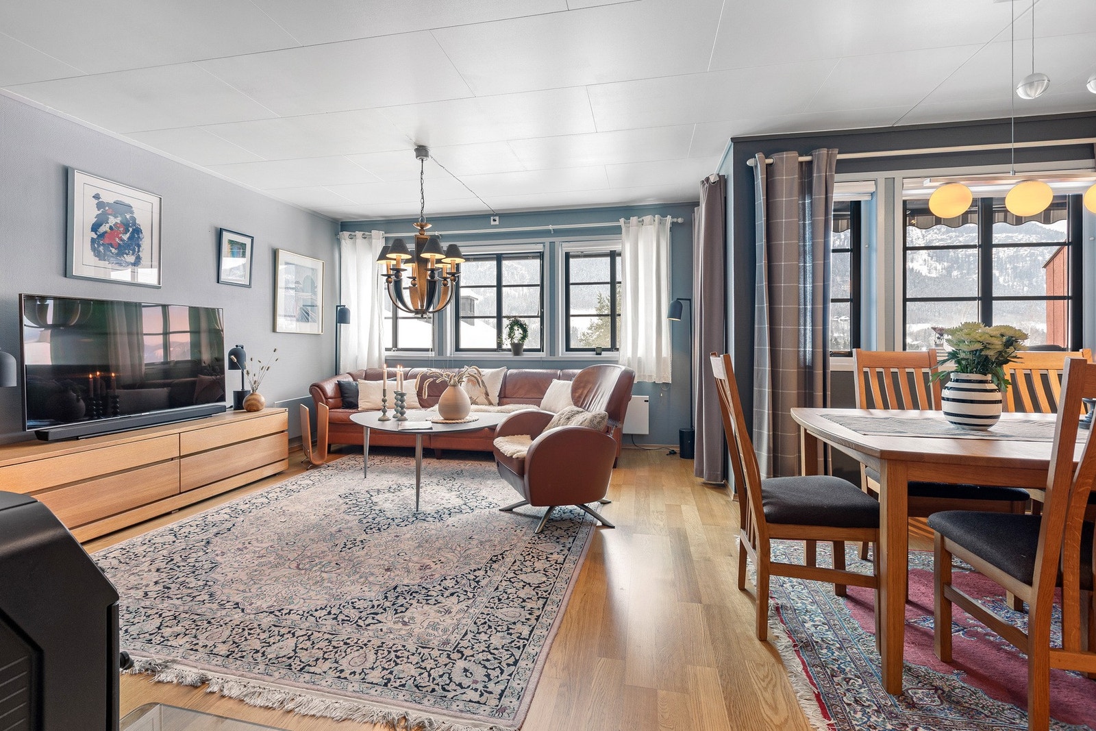 Romslig og pen stue med god plass til både sofagruppe og spisebord. Galleribilde