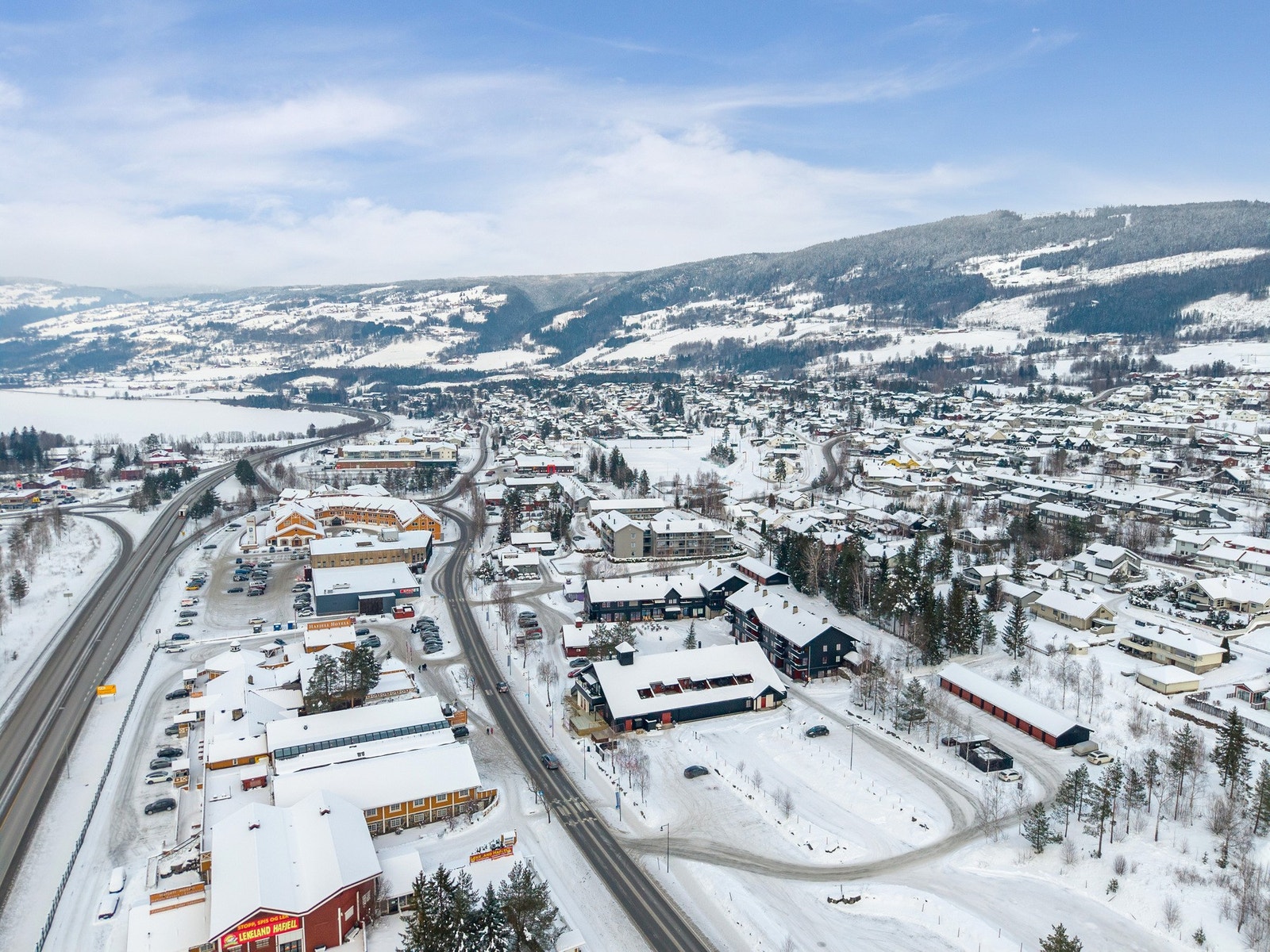 Man finner dagligvarebutikker, restauranter, fotballbane, lekeplass m.m i gangavstand fra leiligheten.Kun et par minutter å gå til busstopp. Galleribilde