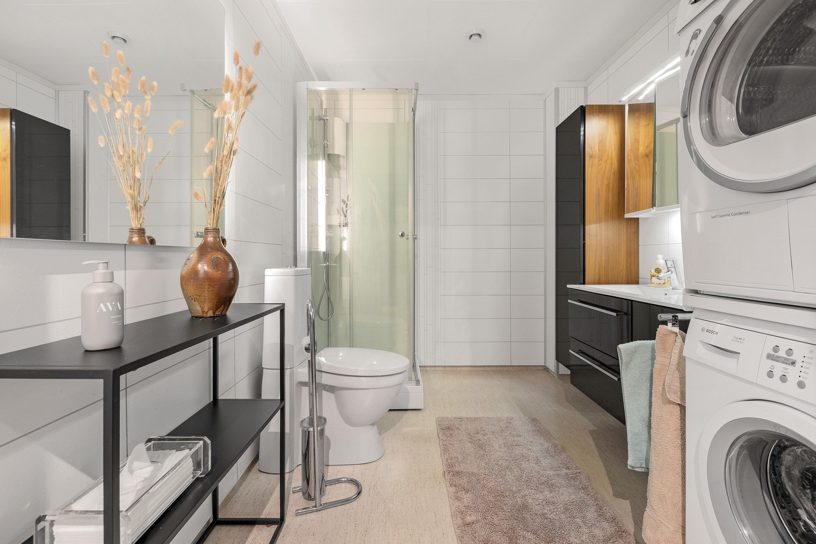 Badet er utstyrt med dusjkabinett. Det er også opplegg for vaskemaskin. Rommet har mekanisk avtrekk. Galleribilde