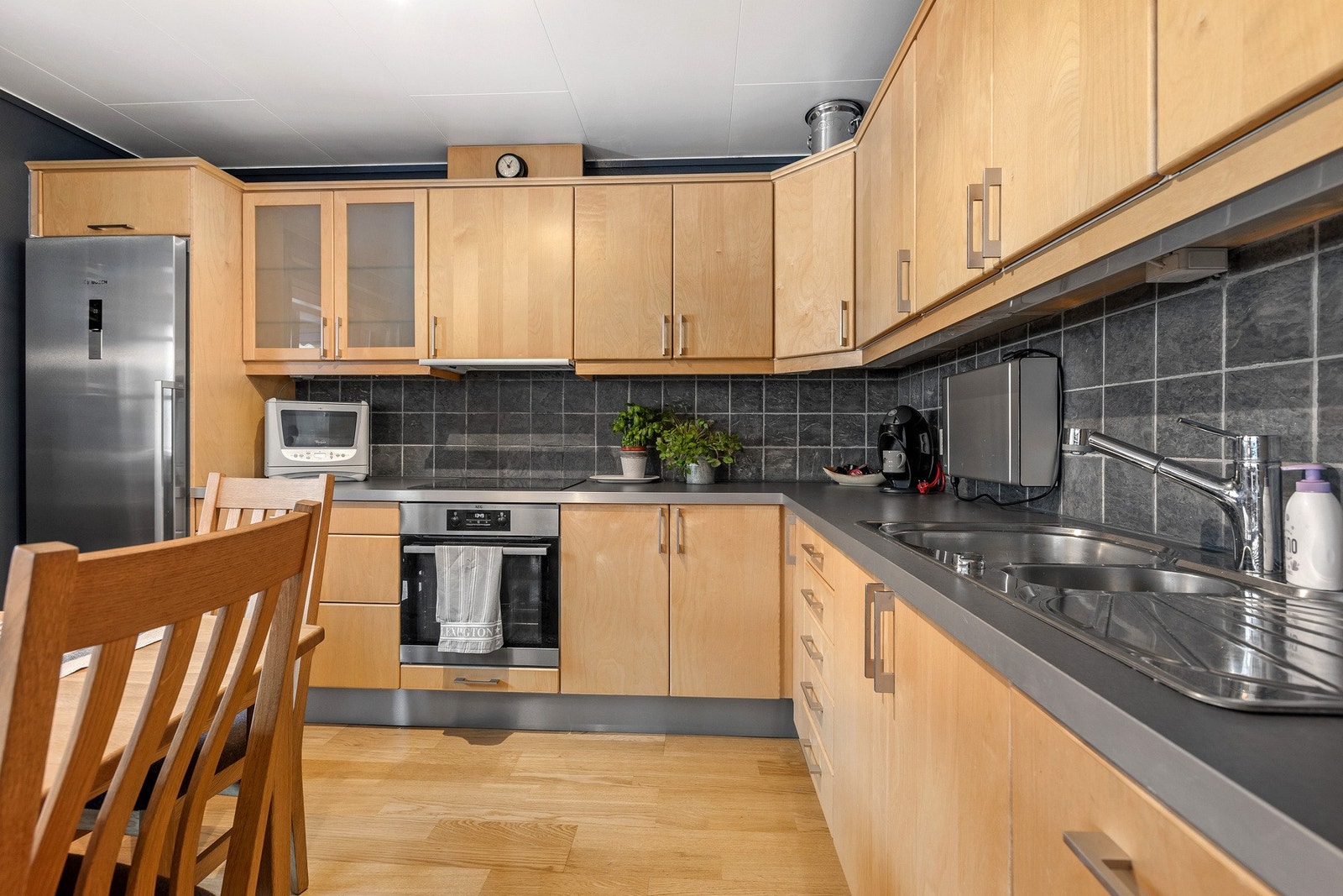 Hvitevarer består av frittstående kjøleskap, oppvaskmaskin, komfyr og induksjonstopp. Galleribilde