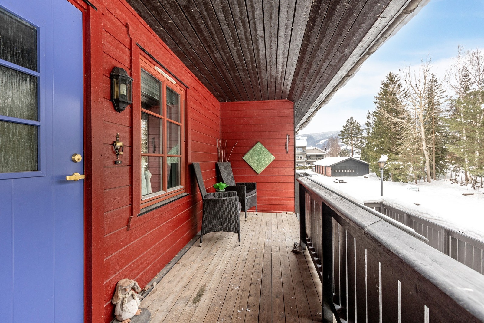 Svalgangen fungerer samtidig som en hyggelig uteplass ved inngangen. Her kan man nyte frisk luft og utsyn mot fellesområdet. Galleribilde