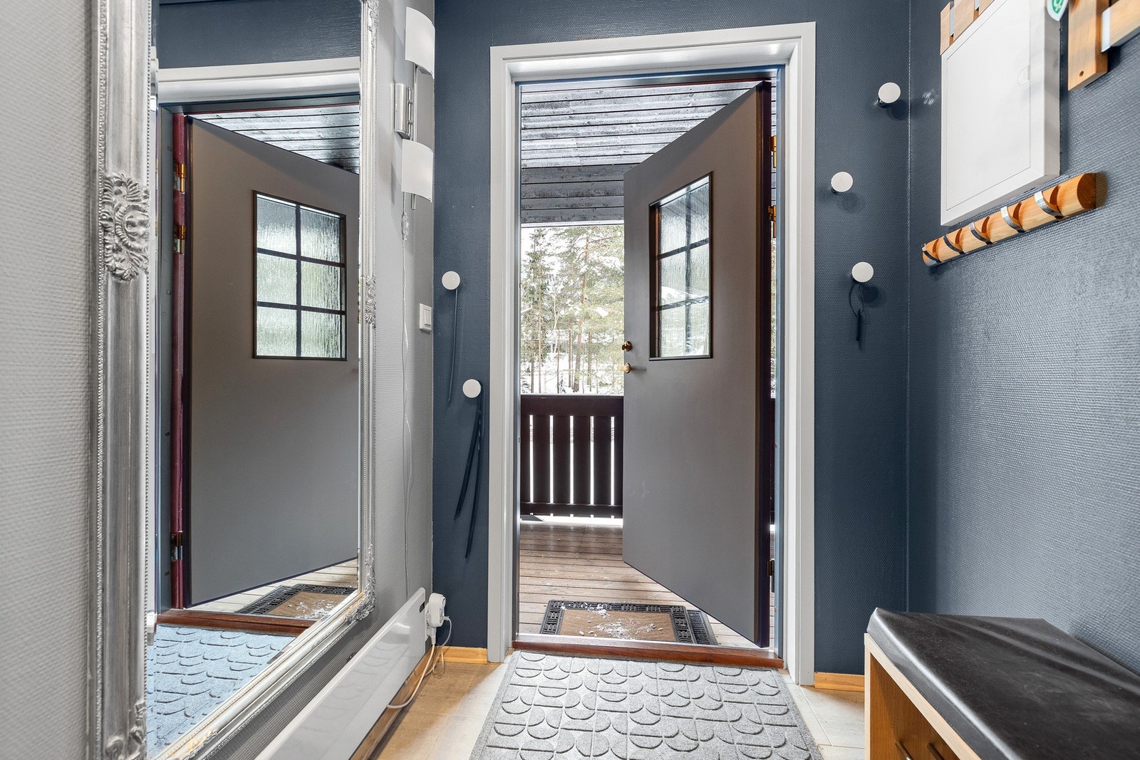 Innenfor døren kommer man til en entré med god plass til yttertøy og sko. Gulv med fliser i vindfang og parkett videre inn i gangen Galleribilde