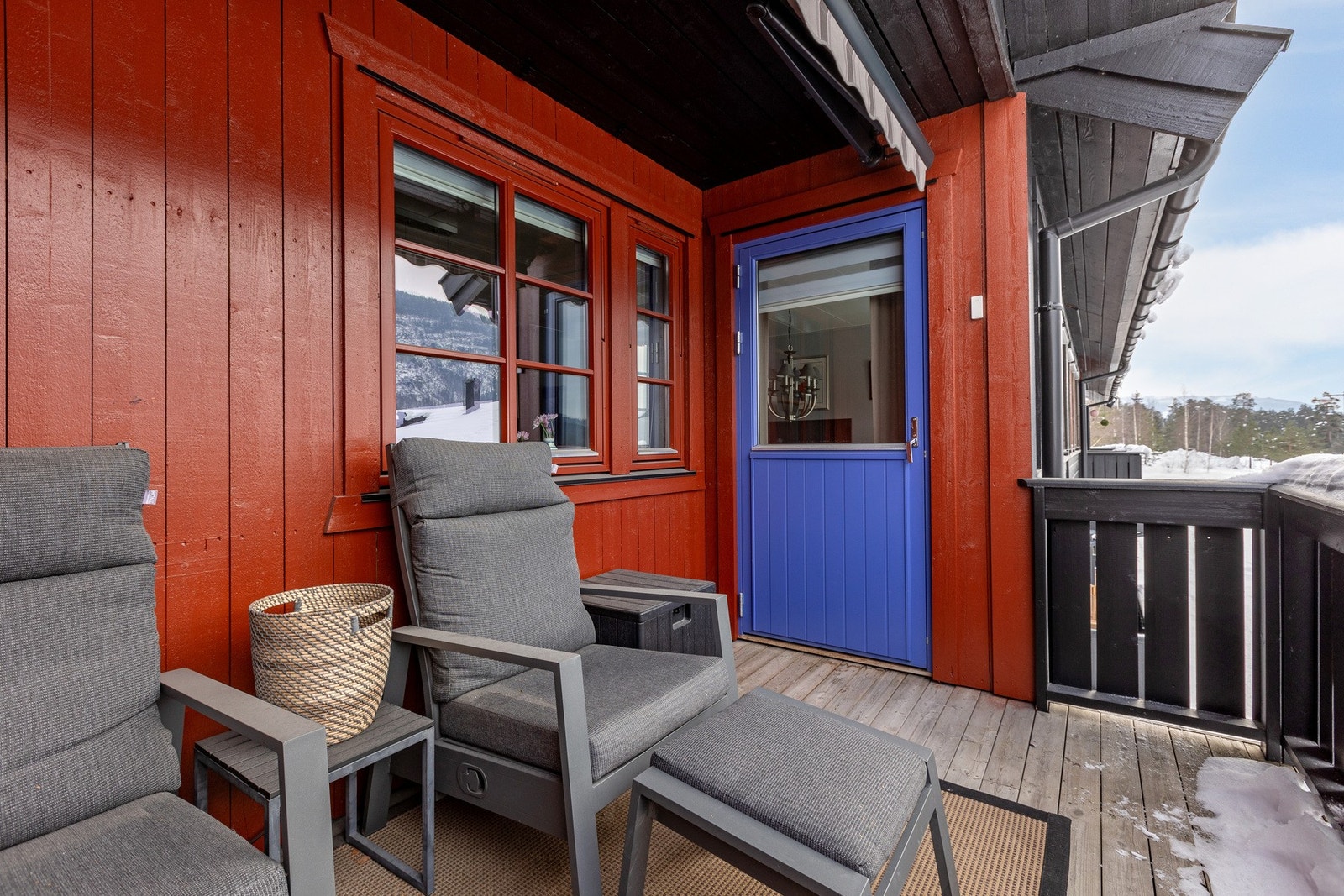 Fra stuen/kjøkkenet er det utgang til en balkong utenfor som er takoverbygget på store deler. Galleribilde