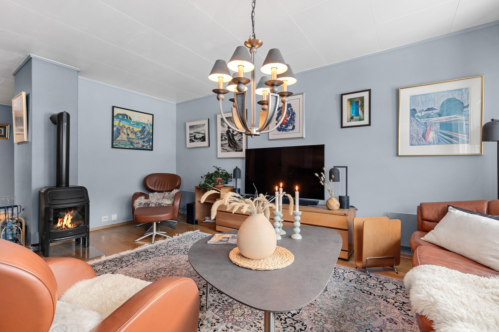 Stuen har parkett på gulv og malte overflater i fine fargetoner. Galleribilde