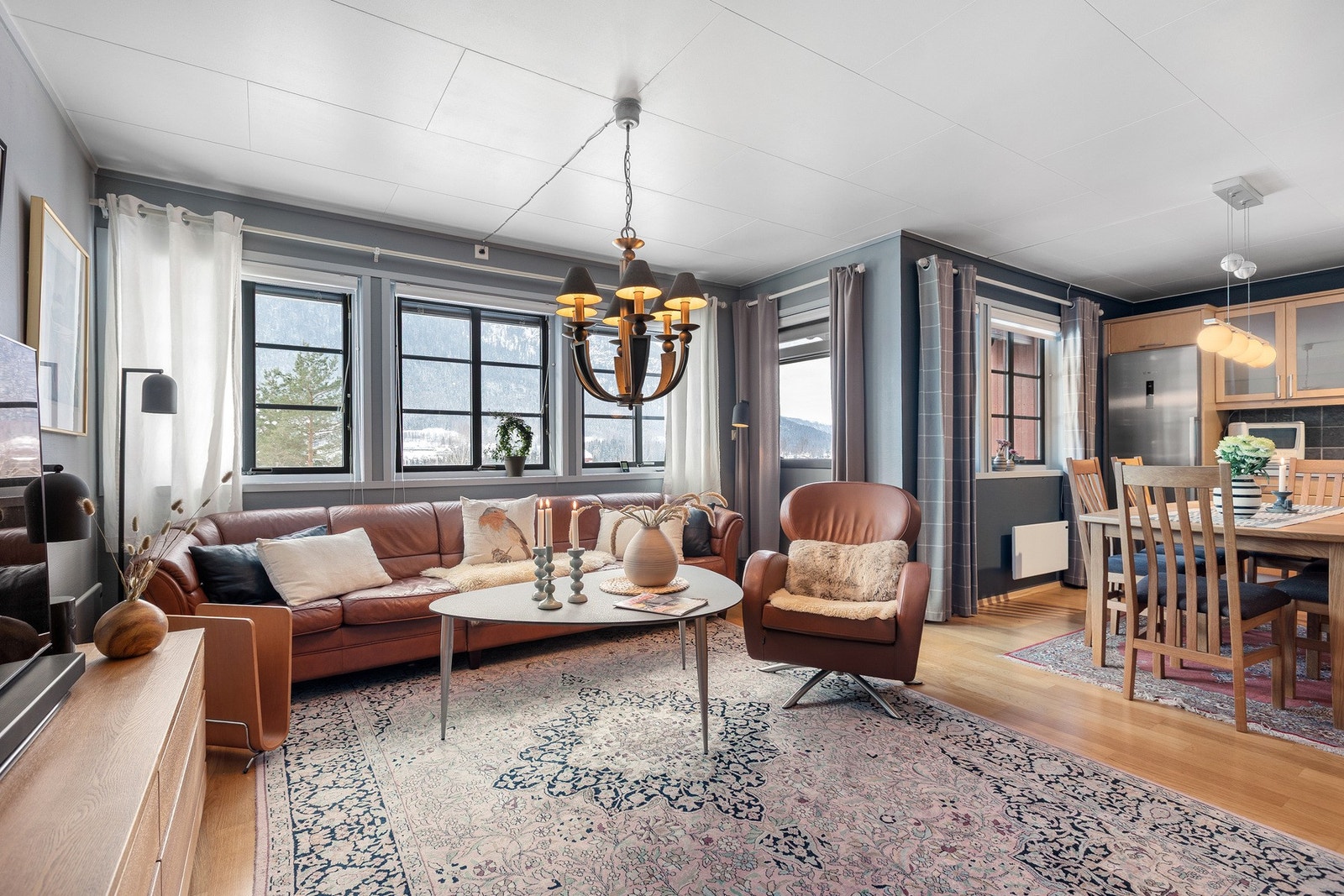 Leiligheten har gjennomgående normal standard fra byggeår med enkelte oppgraderinger og moderniseringer de senere årene. Galleribilde