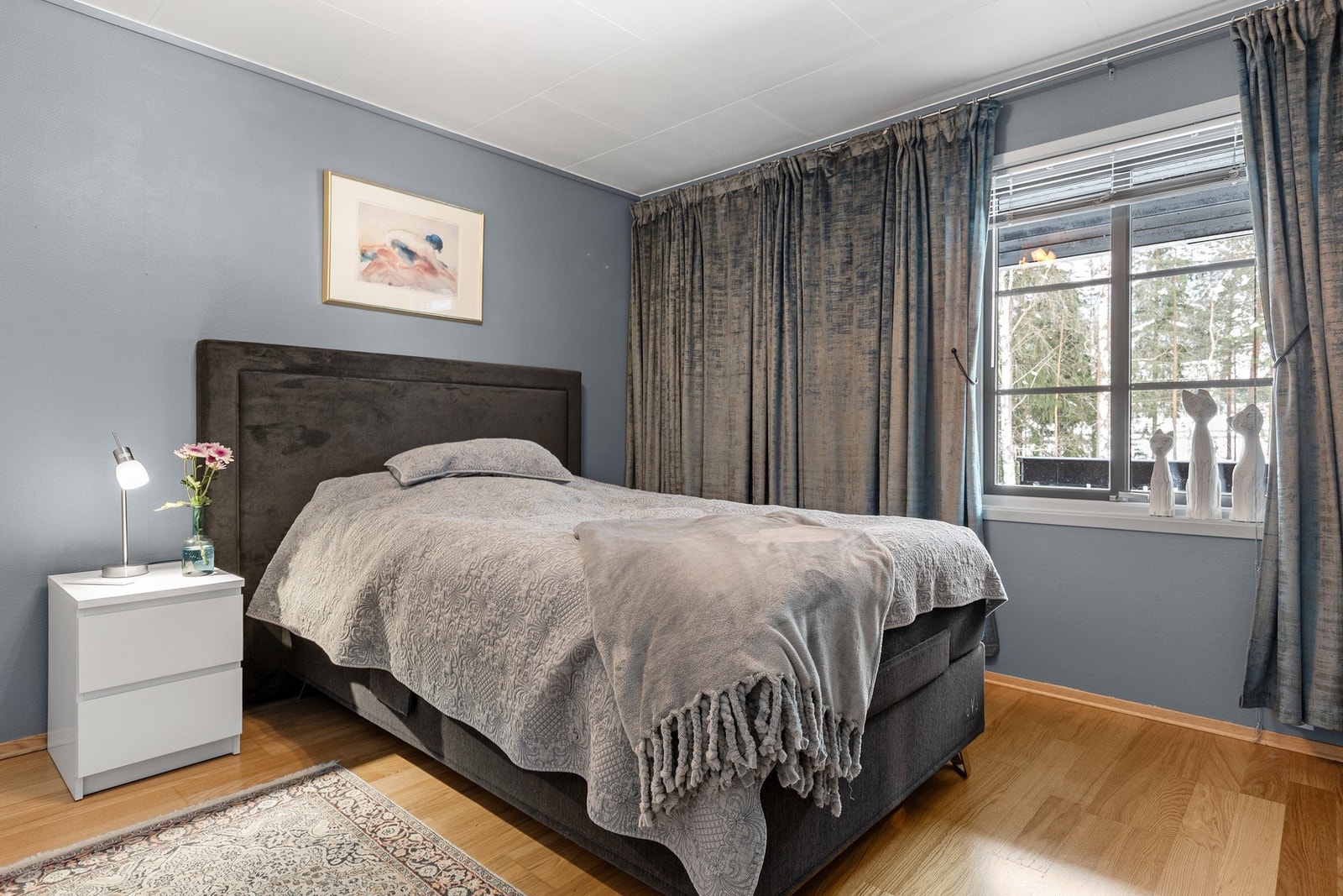 Det er to soverom i leiligheten, her fra hovedsoverommet som har god plass til dobbeltseng. Galleribilde