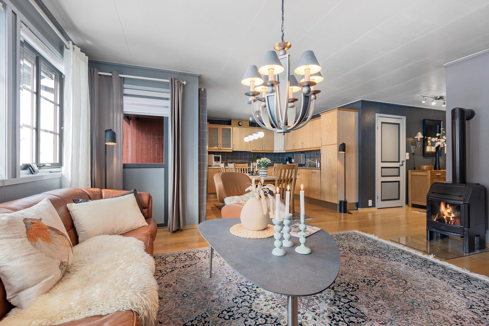 Kjøkkenet ligger i åpen løsning mot stue og det er plass til spisebord ved vindu, Galleribilde