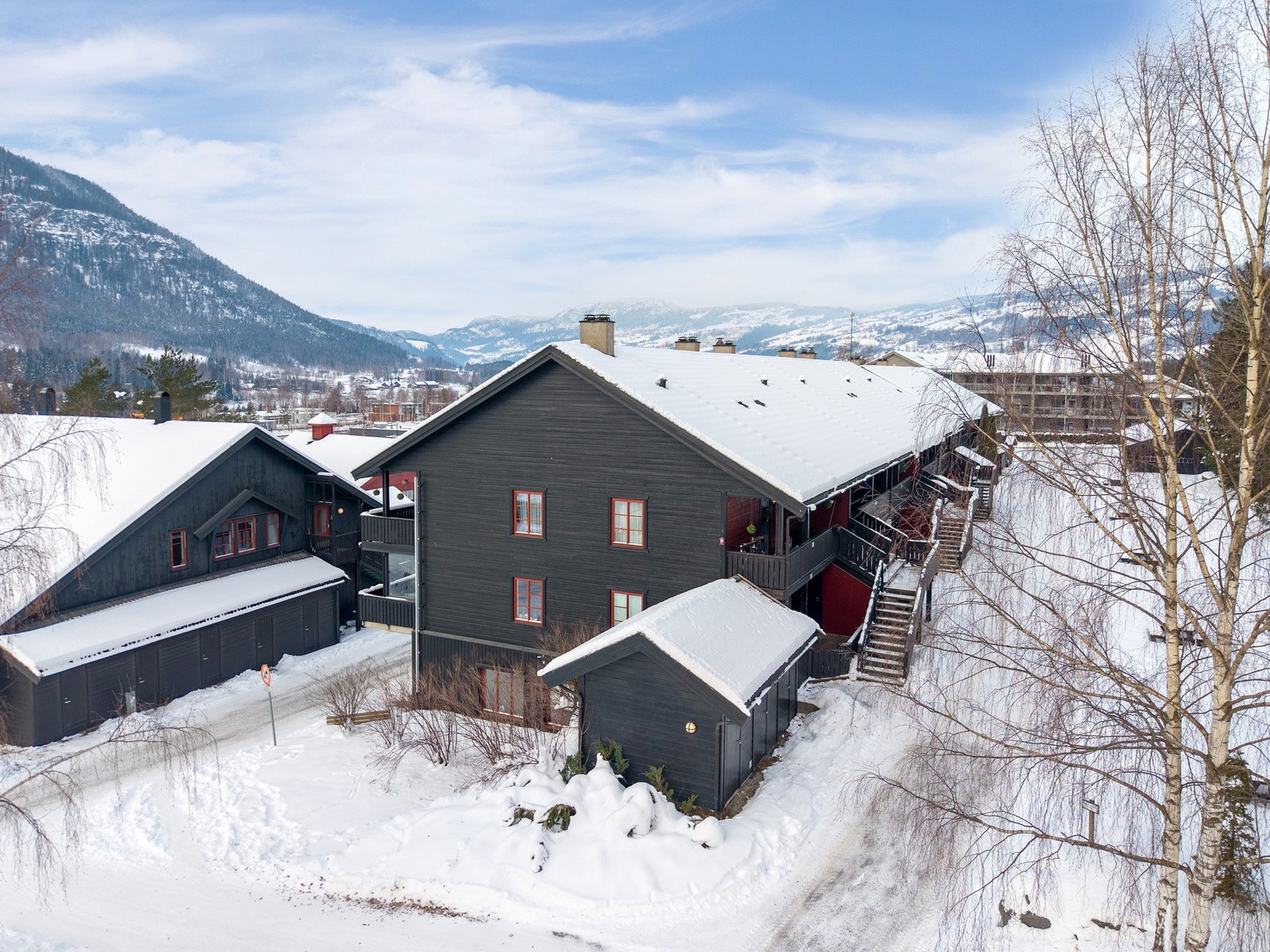 Leilighetsbygg med 23 boligseksjoner og 4 næringsseksjoner.
Denne leiligheten ligger i 2. etasje. Galleribilde