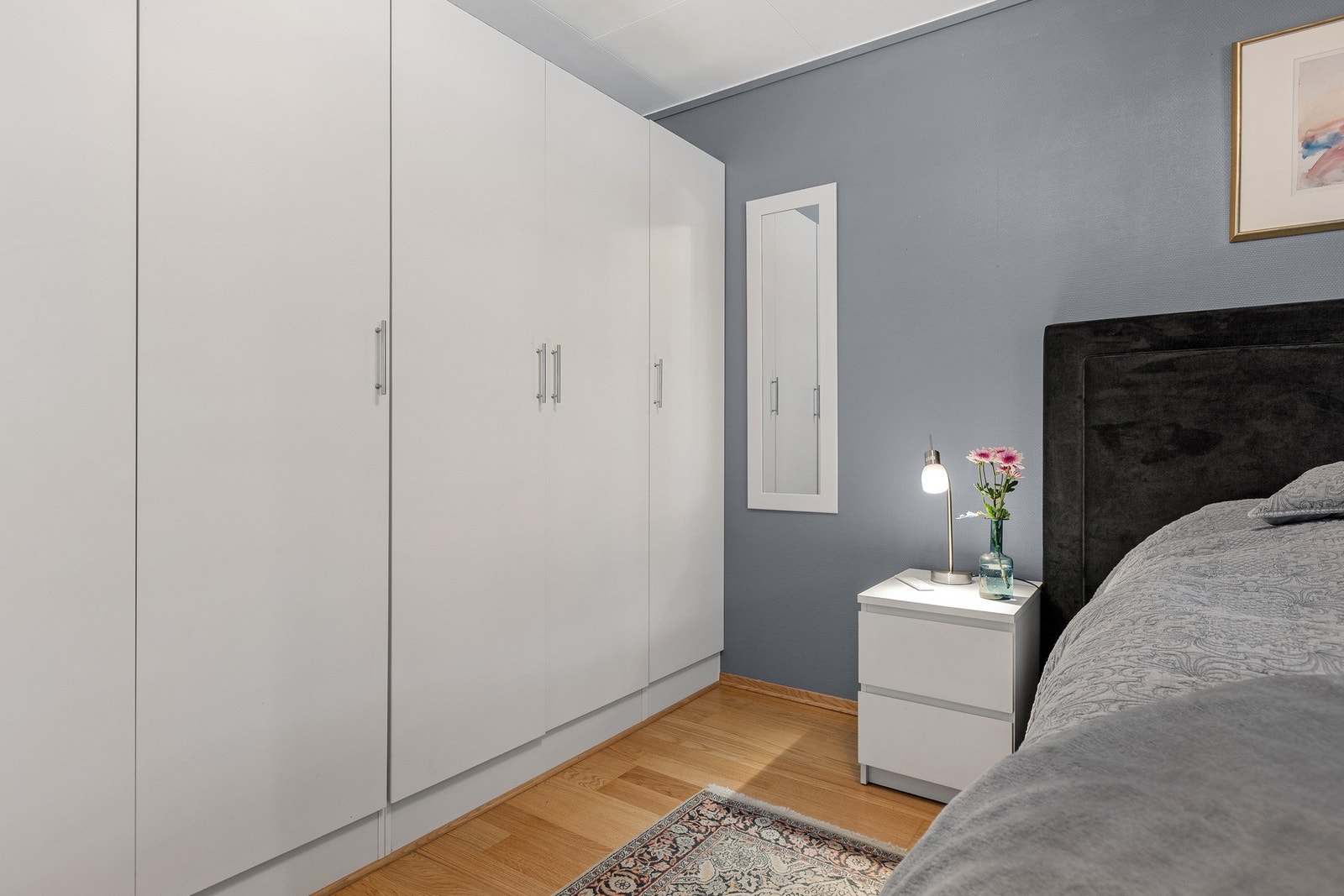 Det er også en romslig garderobeløsning på hovedsoverommet. Galleribilde