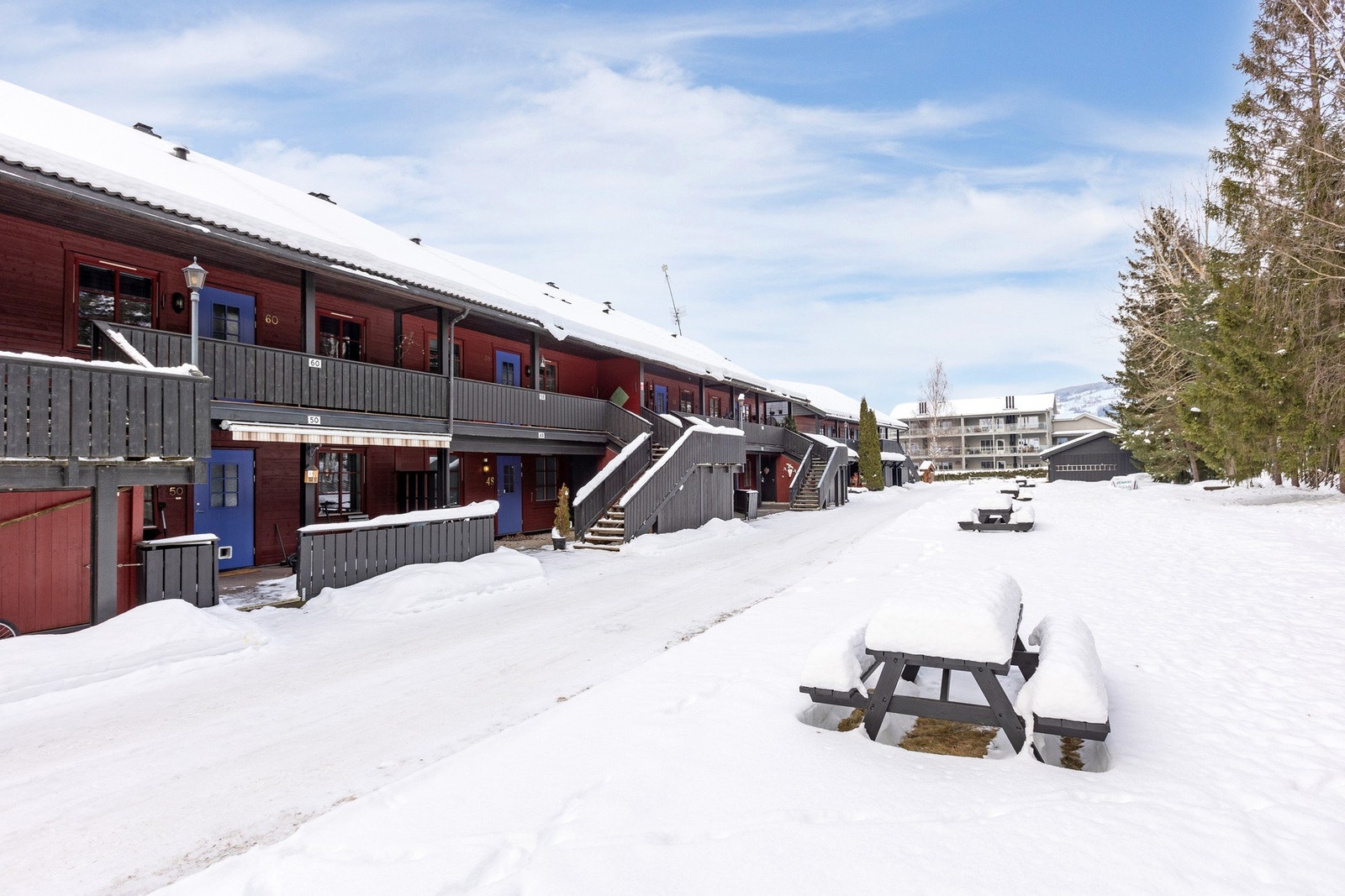 Trapp opp til et overbygget inngangsparti som gir en lun og skjermet adkomst året rundt. Galleribilde