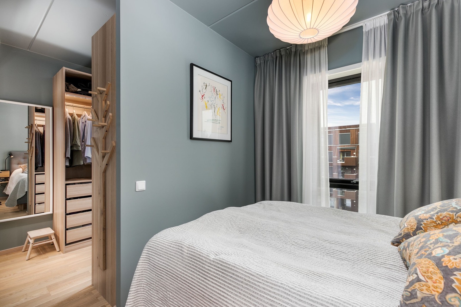 Rommet har trestavs eikeparkett på gulv og lyse, malte veggflater. Galleribilde