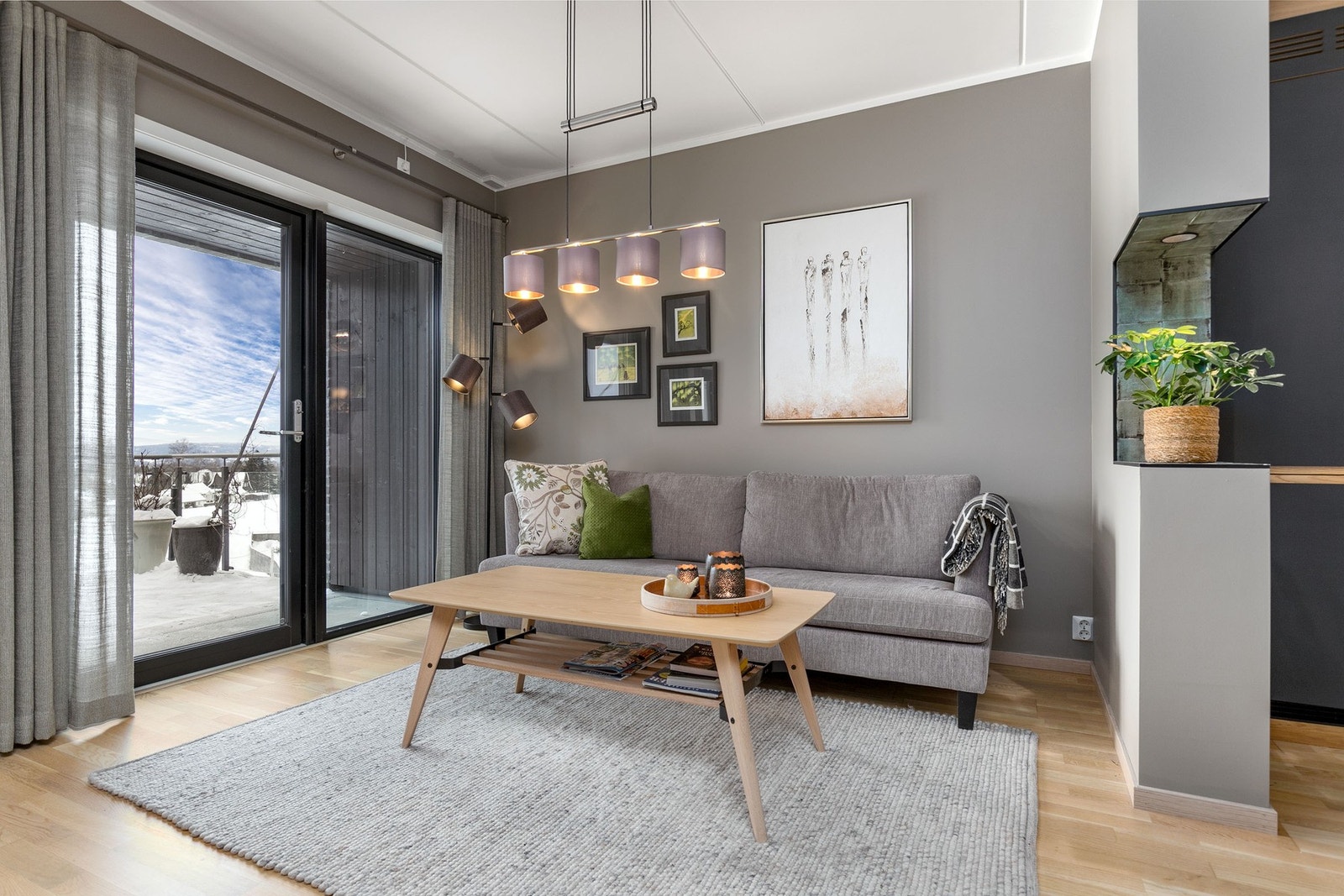 På gulvet er det lagt eikeparkett og veggflater er malt i lyse fargevalg. Galleribilde