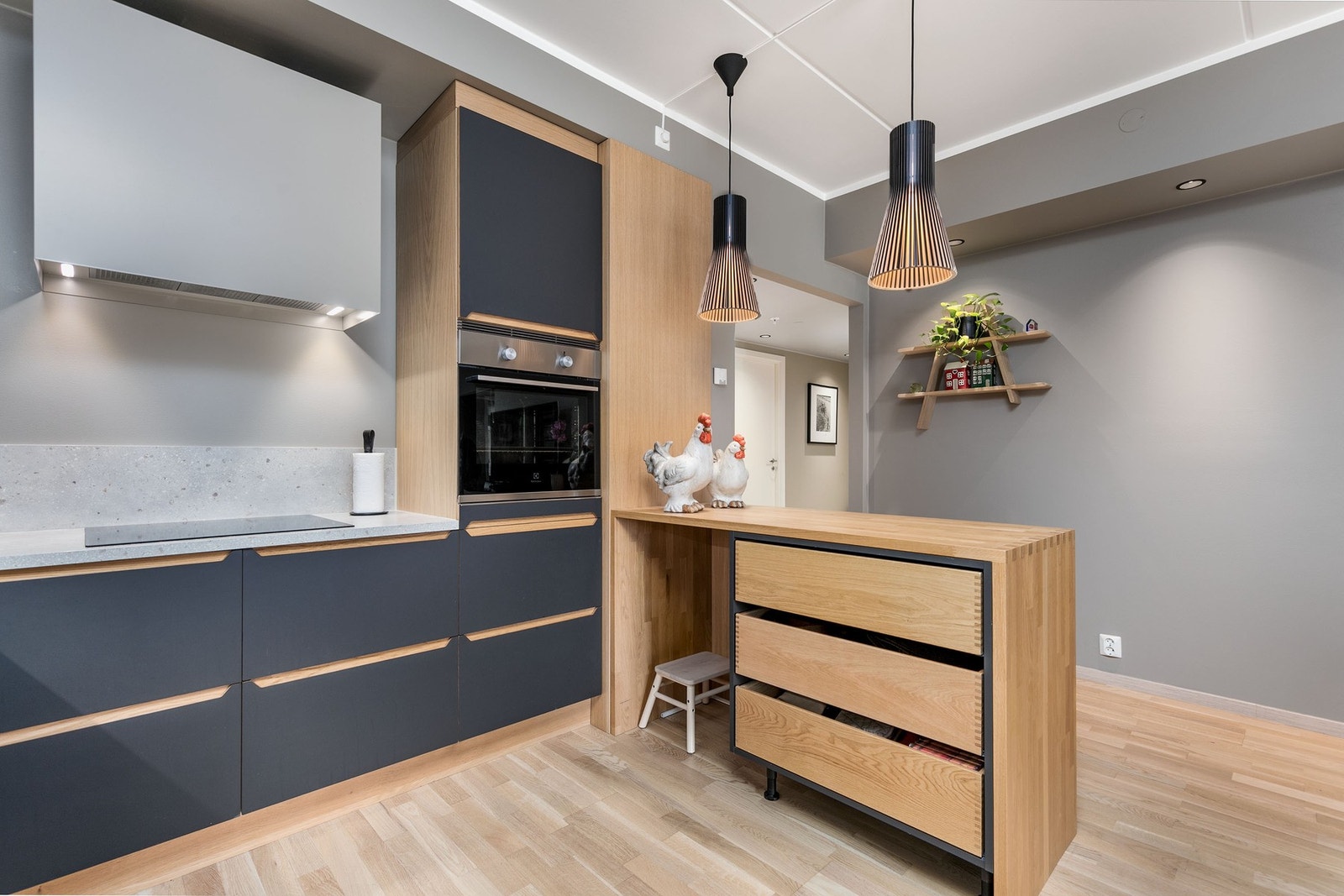 Frittstående kjøkkenøy med heltre benkeplate og plass til vinskap. Galleribilde