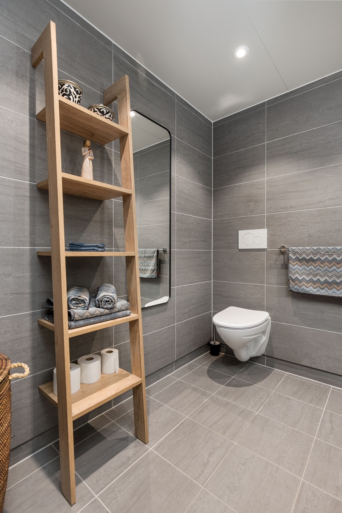 Dusj med innfellbare dører, veggfestet klosett og opplegg for vaskemaskin Galleribilde