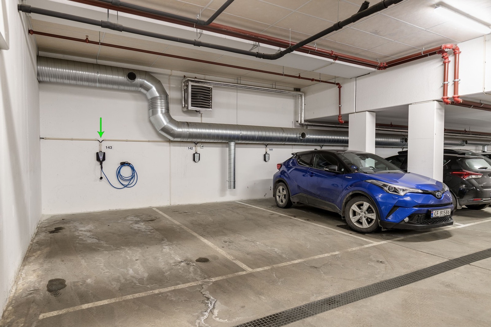 Leiligheten disponerer èn parkeringsplass med elbil lader. Galleribilde