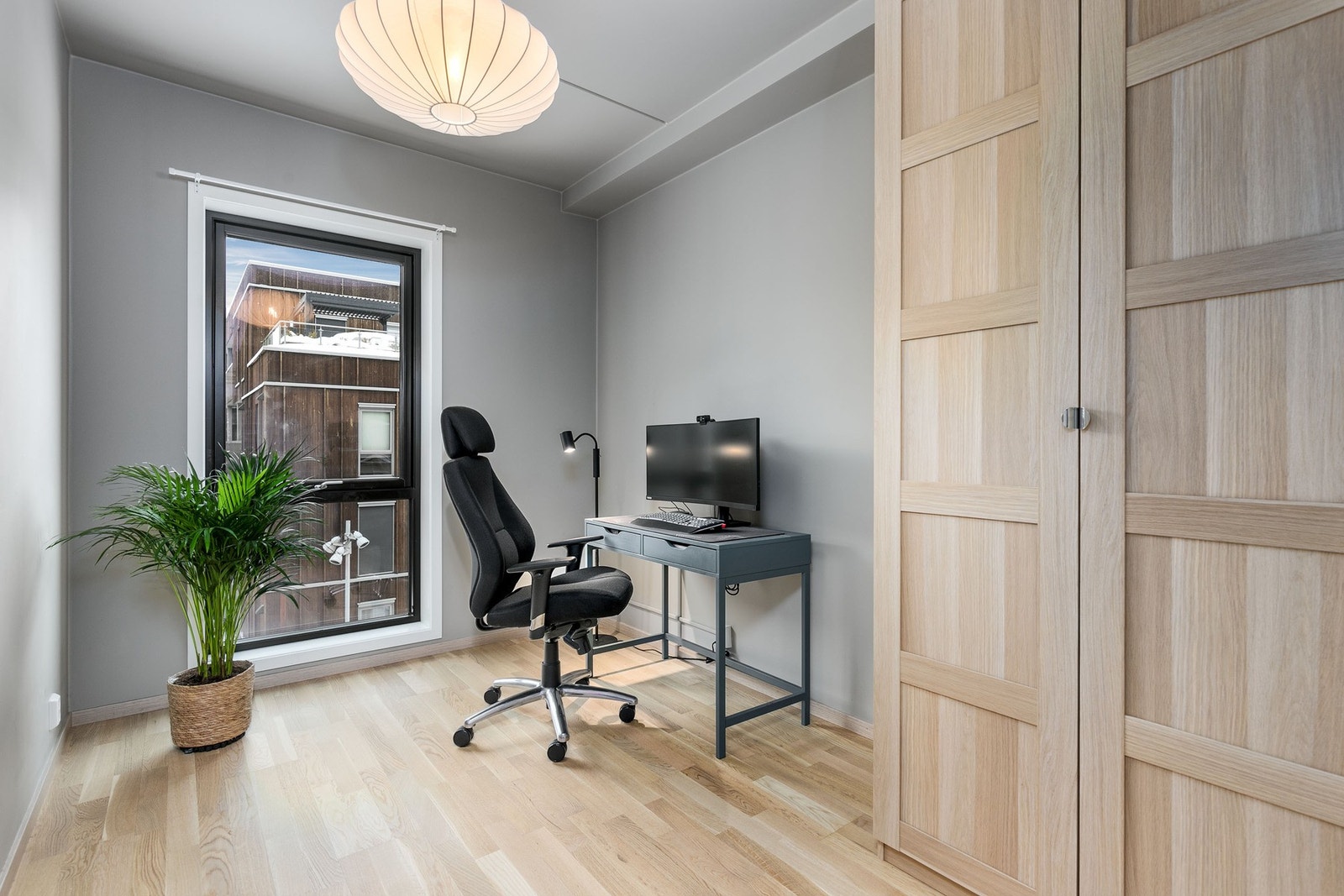 Soverom 2 har garderobeskap med profilerte fronter. Galleribilde