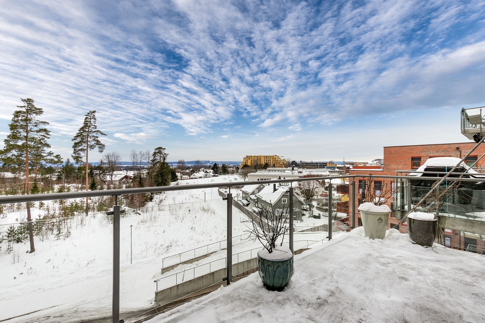 Utgang til sørvestvendt balkong på 15 kvm Galleribilde