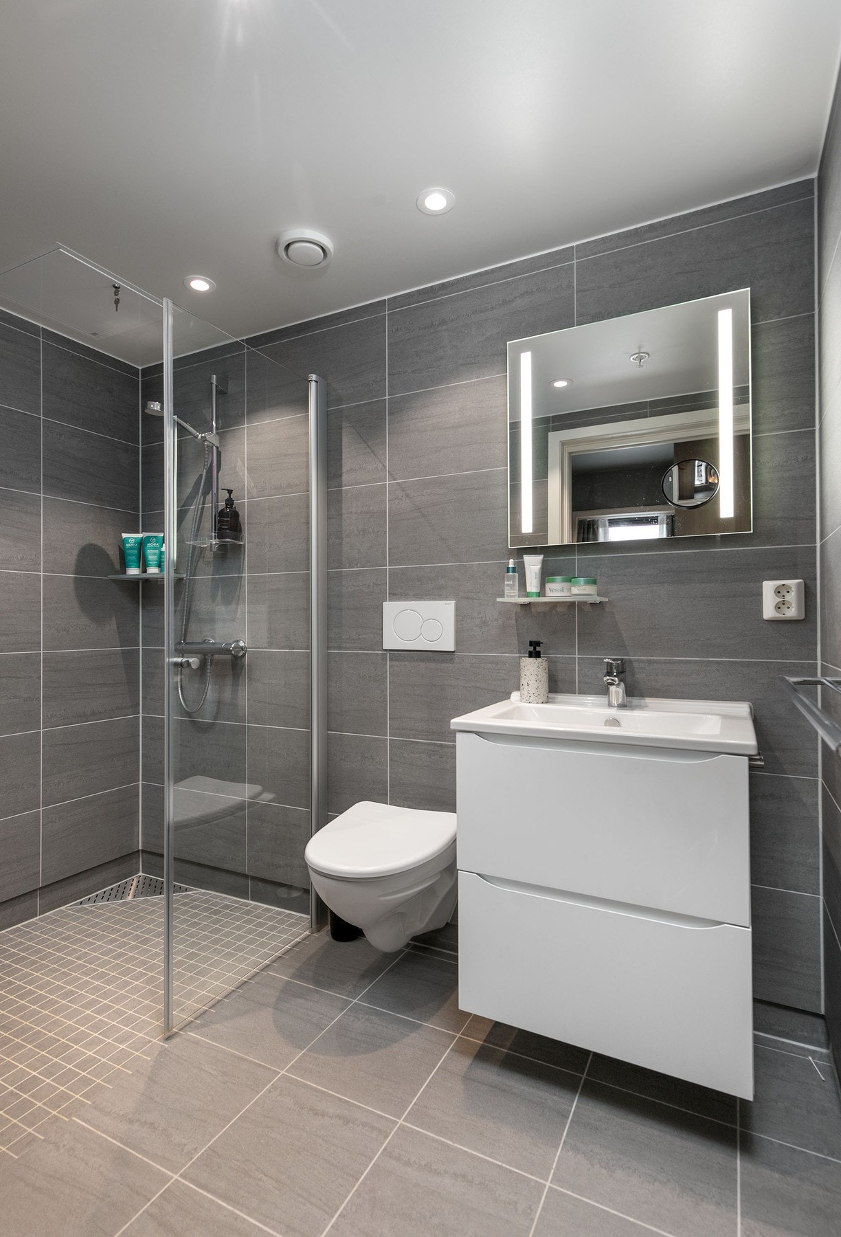 Flislagt bad med gulvvarme og adkomst fra soverom. Galleribilde