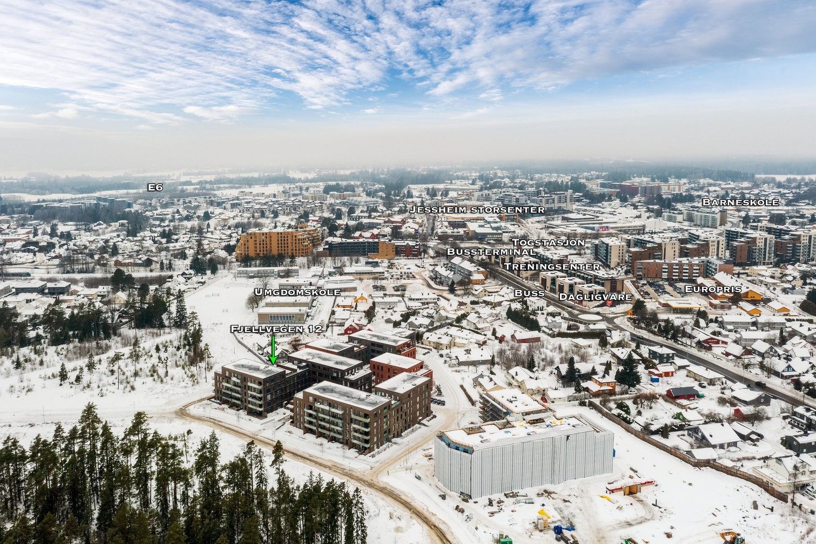 Området har umiddelbar nærhet til skoler, barnehager, offentlig kommunikasjon, samt et rikt utvalg av fasiliteter og servicetilbud. Galleribilde