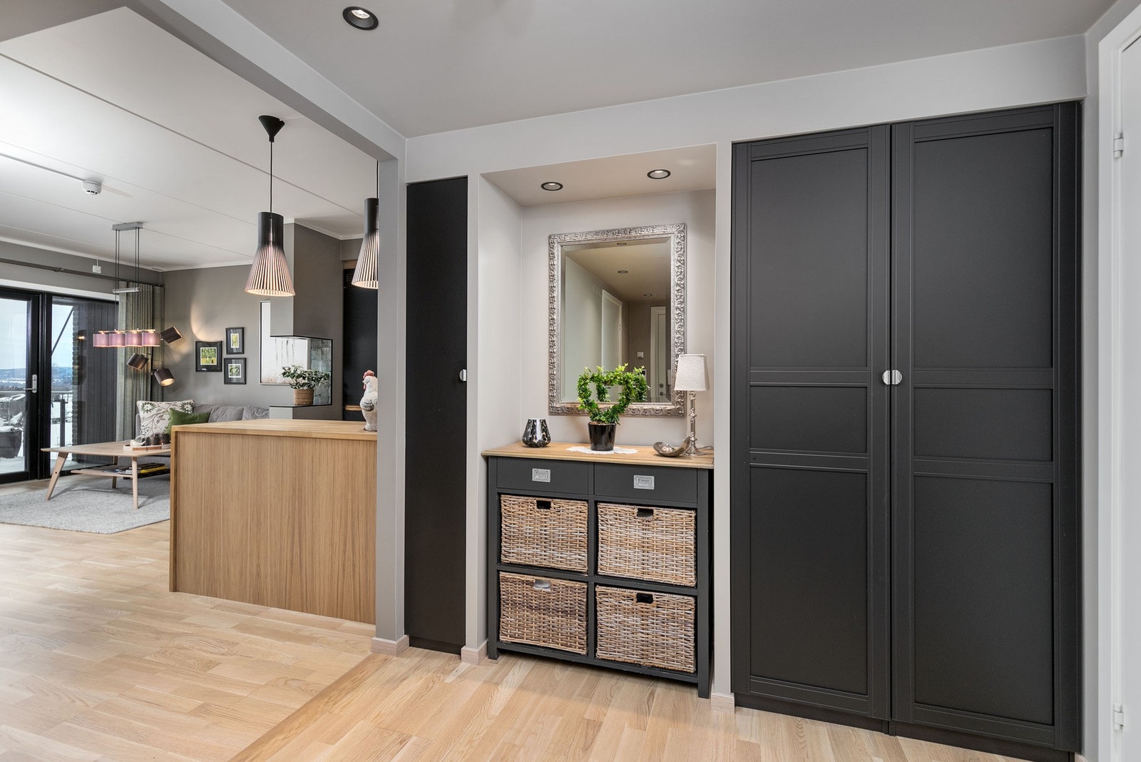 Det er satt inn garderobeskap med profilerte fronter i 2022. Galleribilde