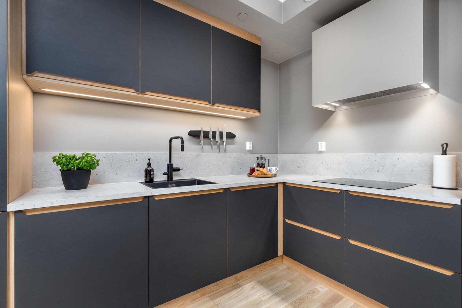 Induksjonstopp, stekeovn, oppvaskmaskin og kjøl/frys er integrert i innredningen. Galleribilde