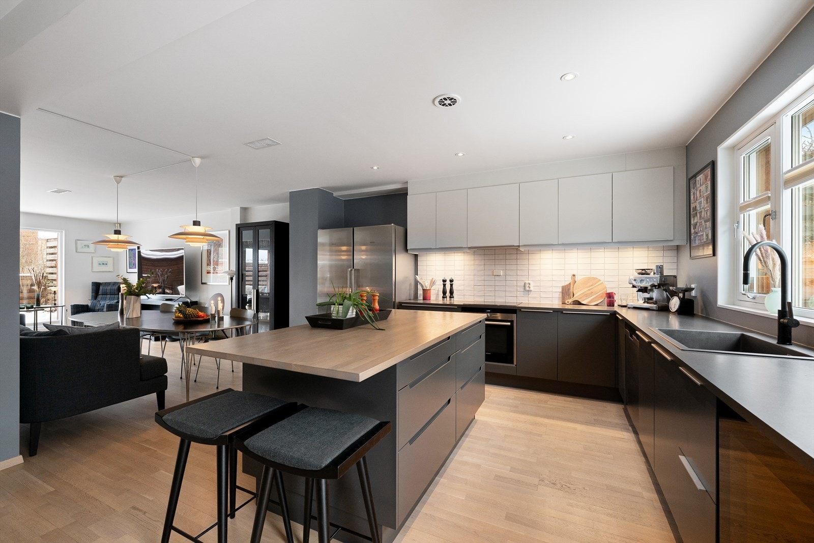 Her får du rikelig med skap og benkeplass Galleribilde