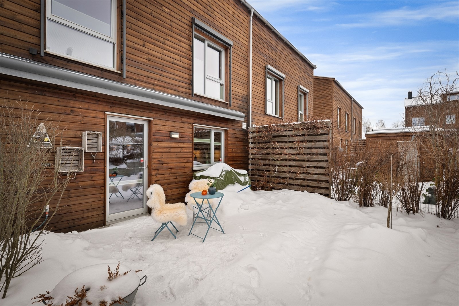 Med to flotte uteplasser har du mulighet for å nyte sol fra morgen til kveld Galleribilde