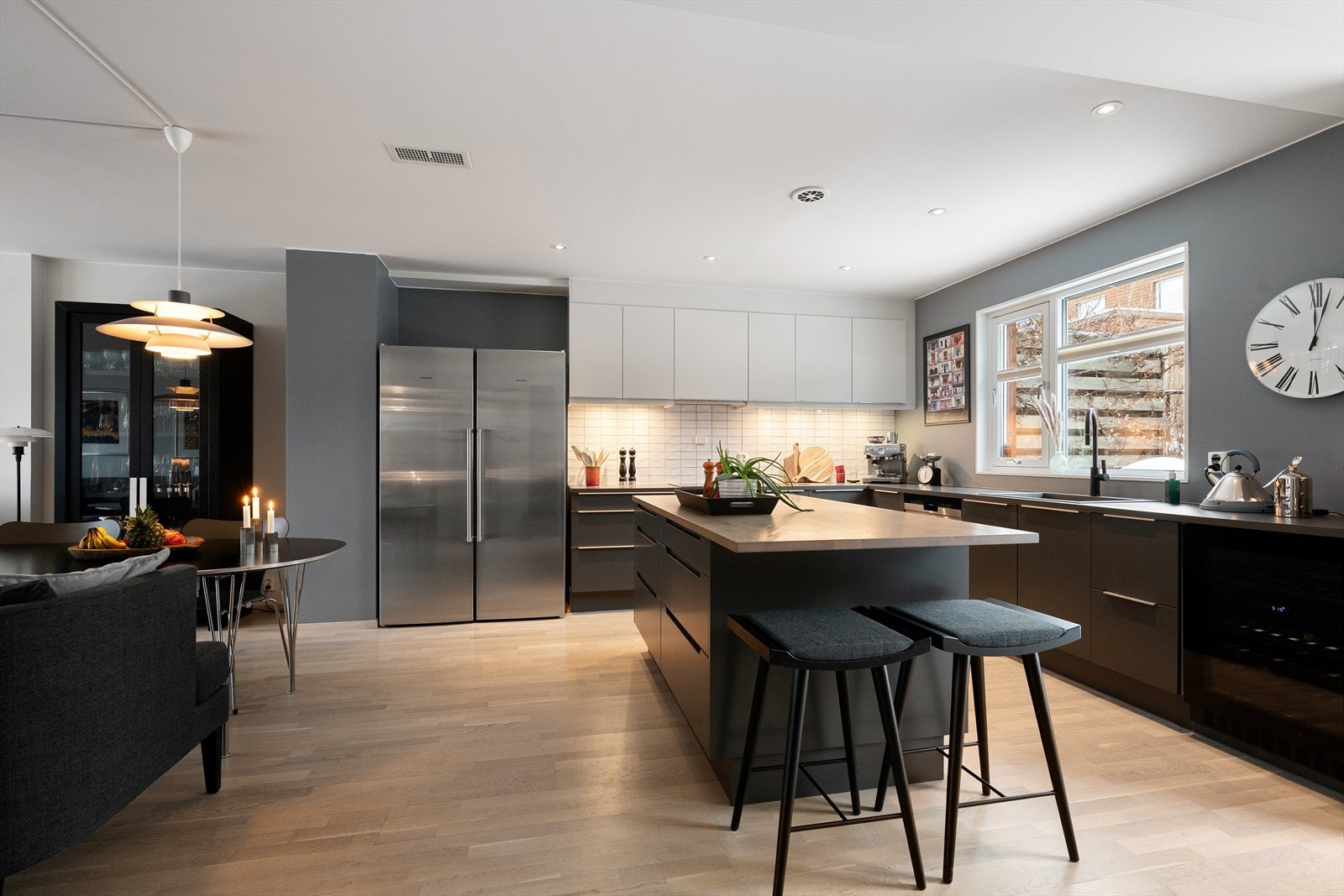 Kjøkkenet er utstyrt med integrert komfyr, induksjonstopp, oppvaskmaskin og vinskap Galleribilde