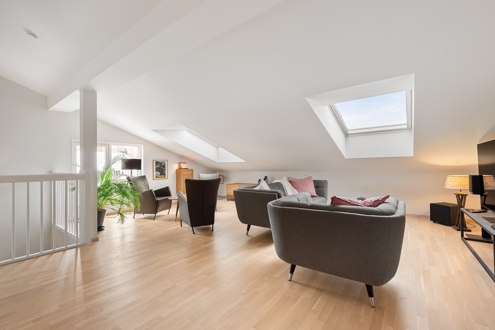 Boligen har en ekstra stue i 3. etasje - perfekt som TV-rom eller arbeidsplass Galleribilde