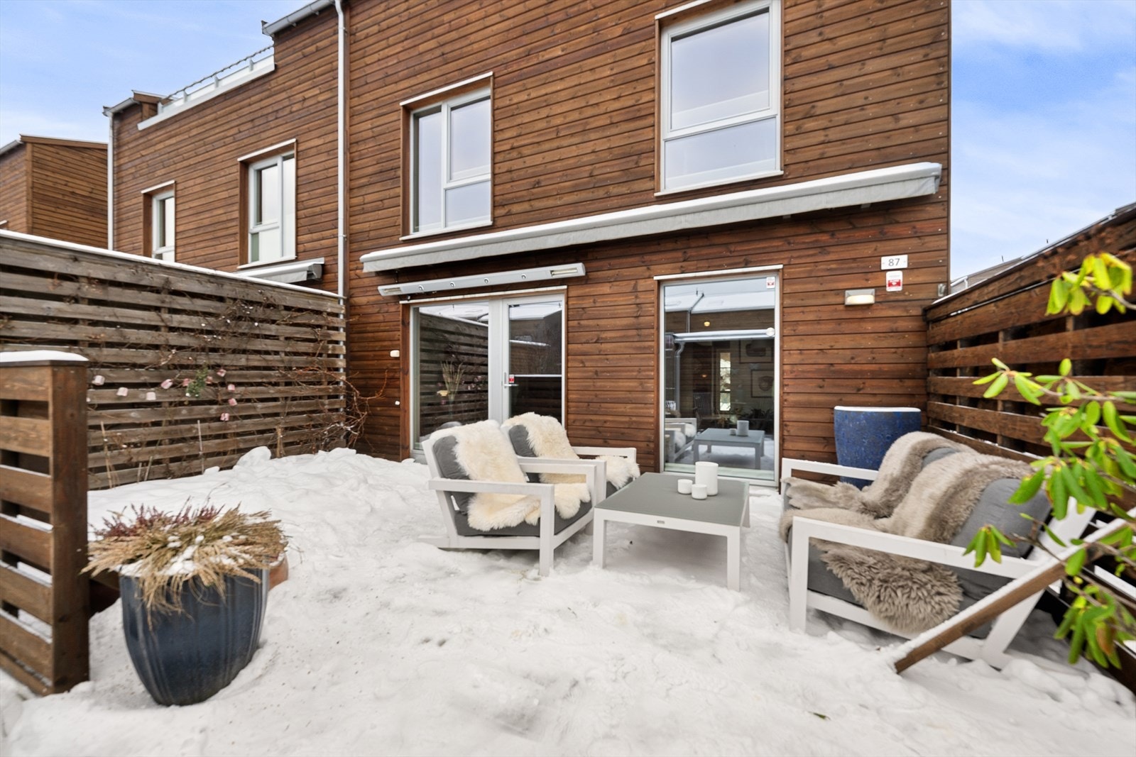 Fra stuen er det utgang til en lun og skjermet uteplass Galleribilde