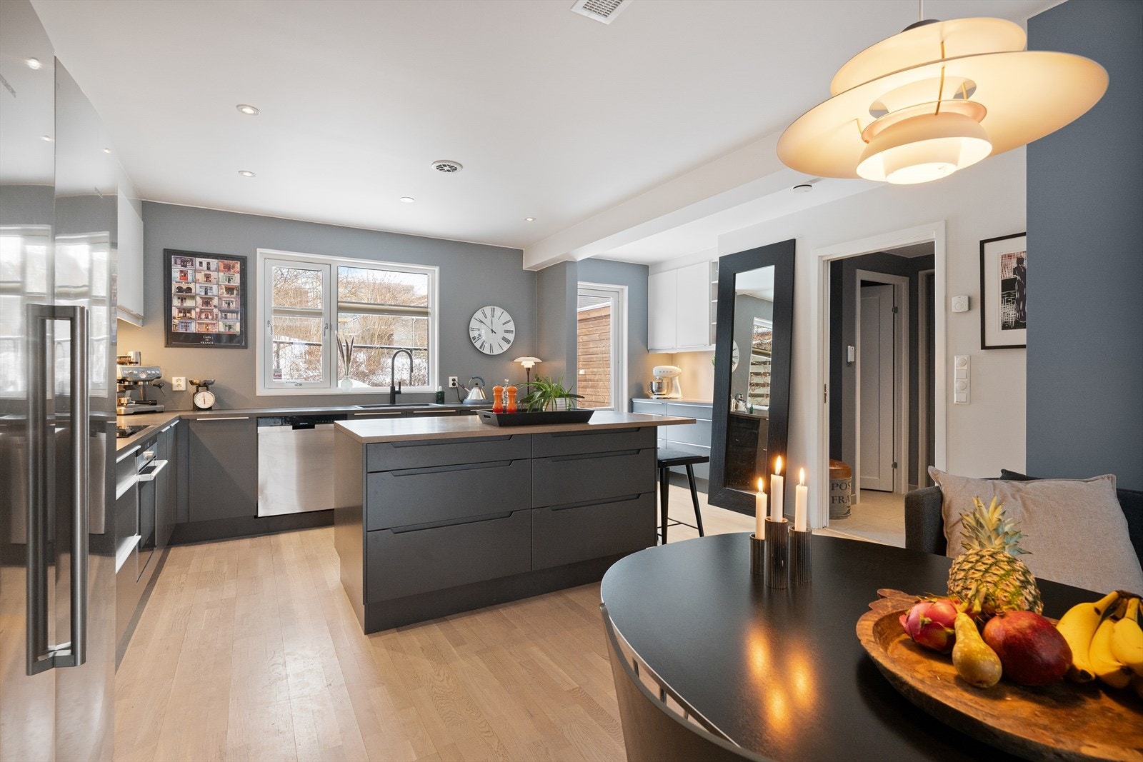 Kjøkkenet er praktisk plassert langs vegg og i tilknytning til kjøkkenøy, noe som gir god arbeidsflyt og en sosial løsning mot stuedelen Galleribilde