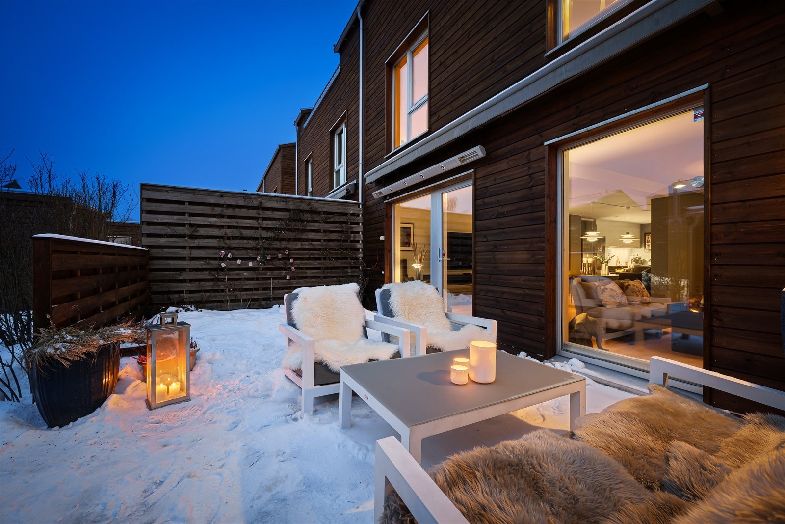 Stemningsfull uteplass på kveldstid Galleribilde